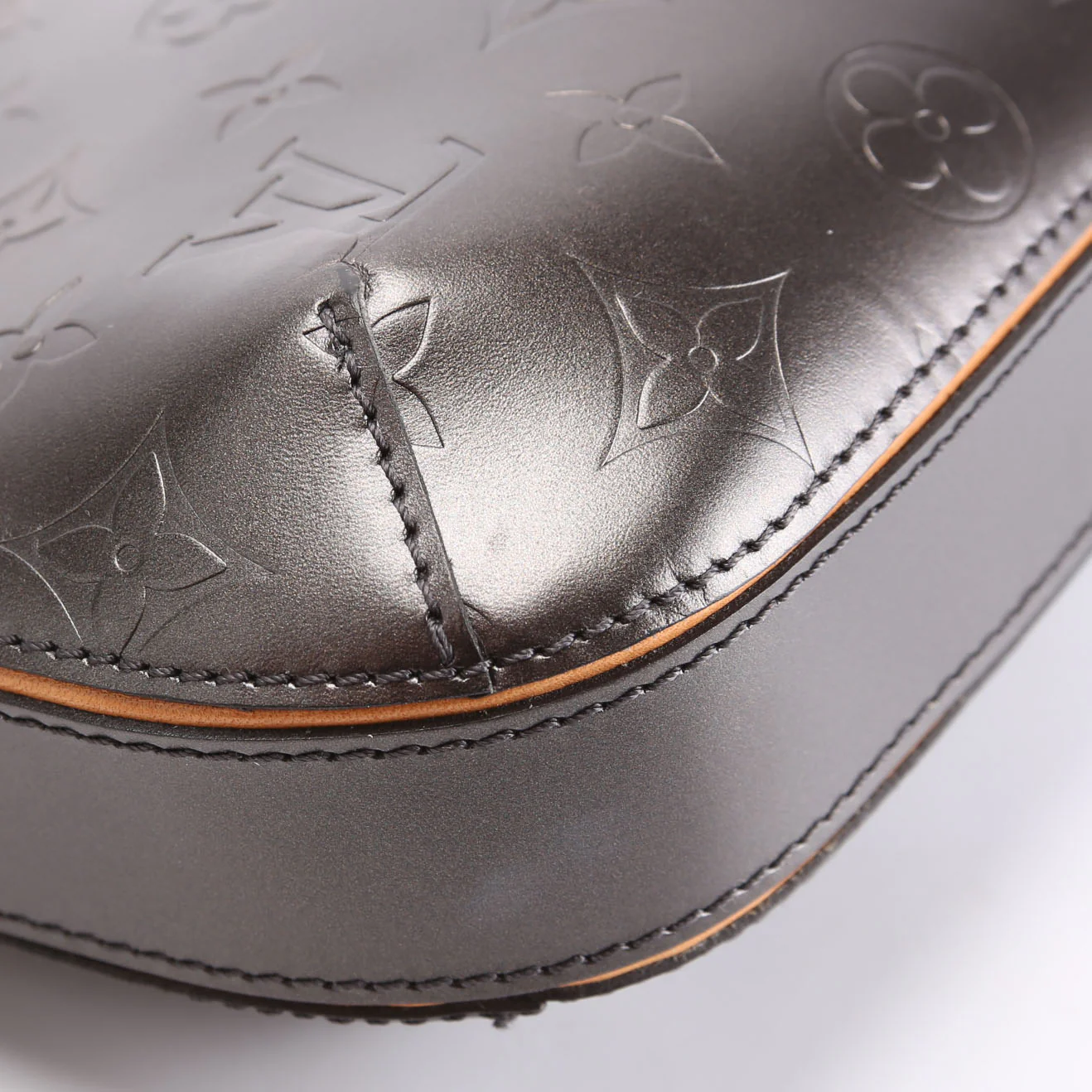 hold Fowler Monogram Matte Leather Gray - Image 5
