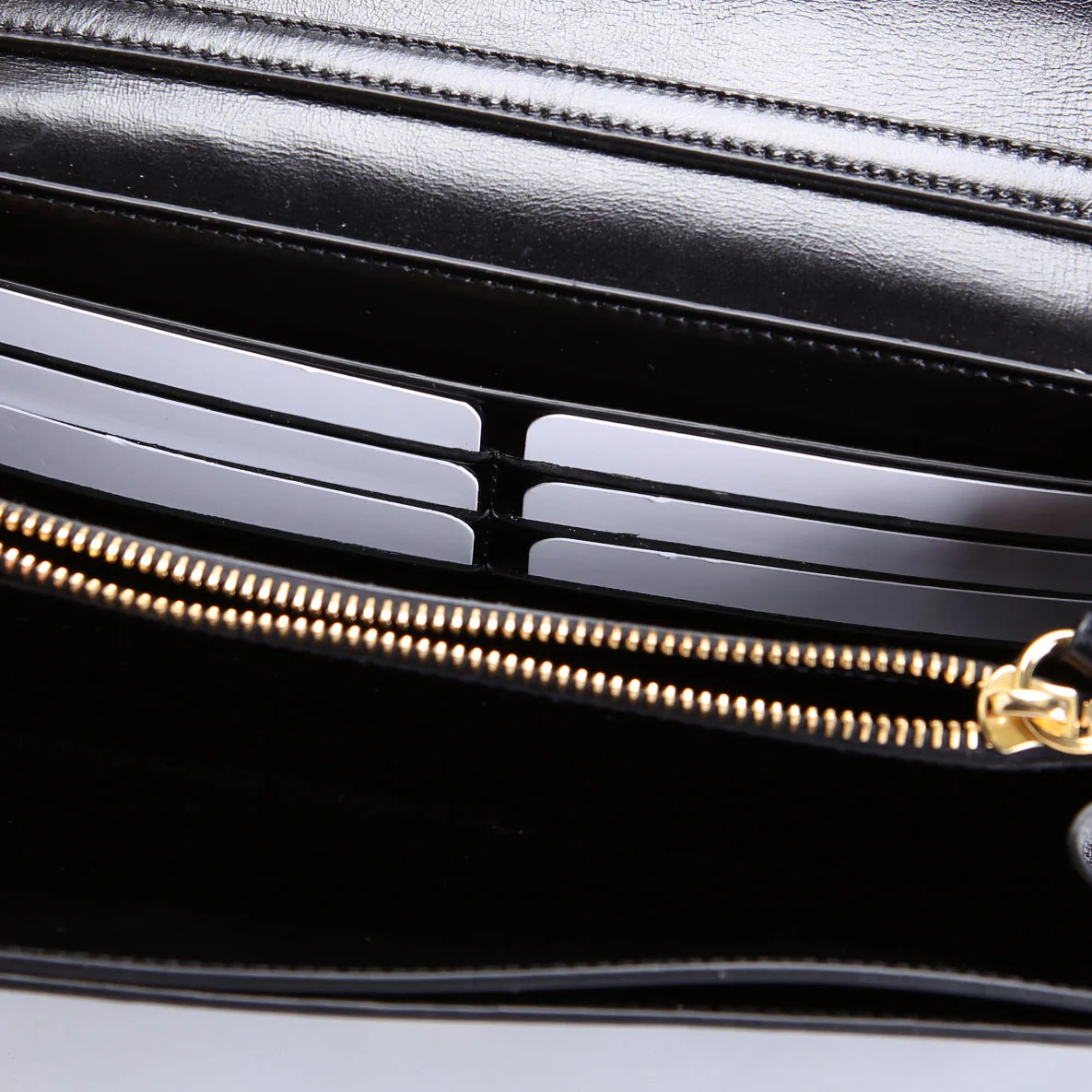 Iconic Flap Wallet On Chain Black - Image 10