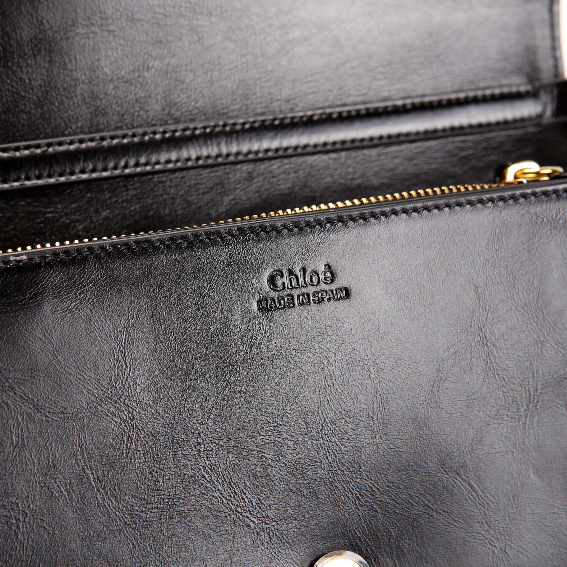 Iconic Flap Wallet On Chain Black - Image 9