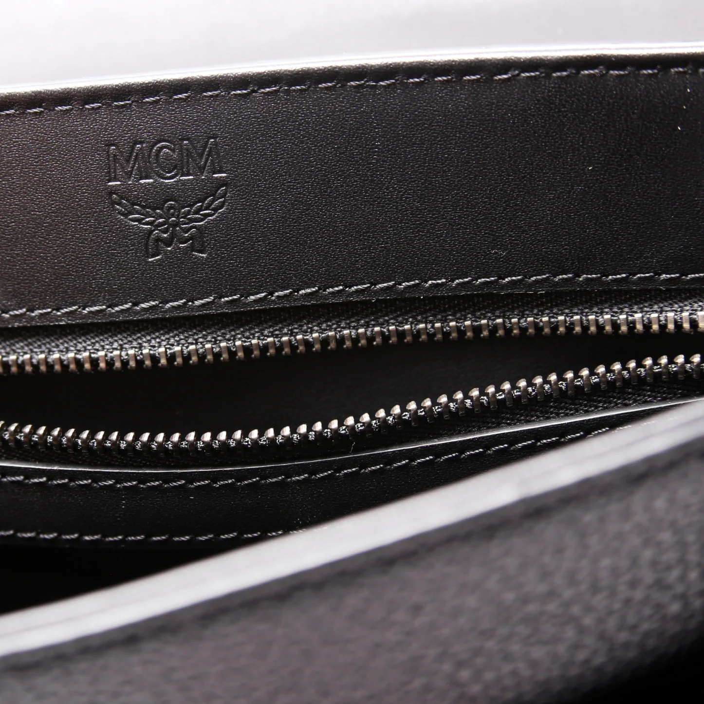 Klassik Small Leather Messenger - Image 8