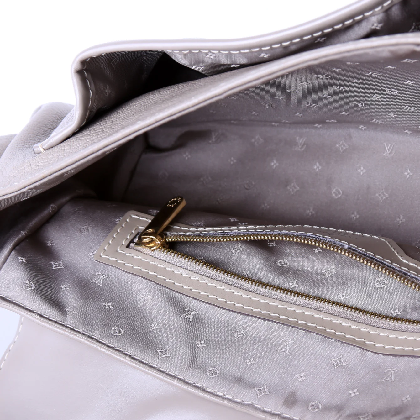 Le Confident Shoulder Bag Suhali Leather - Image 10
