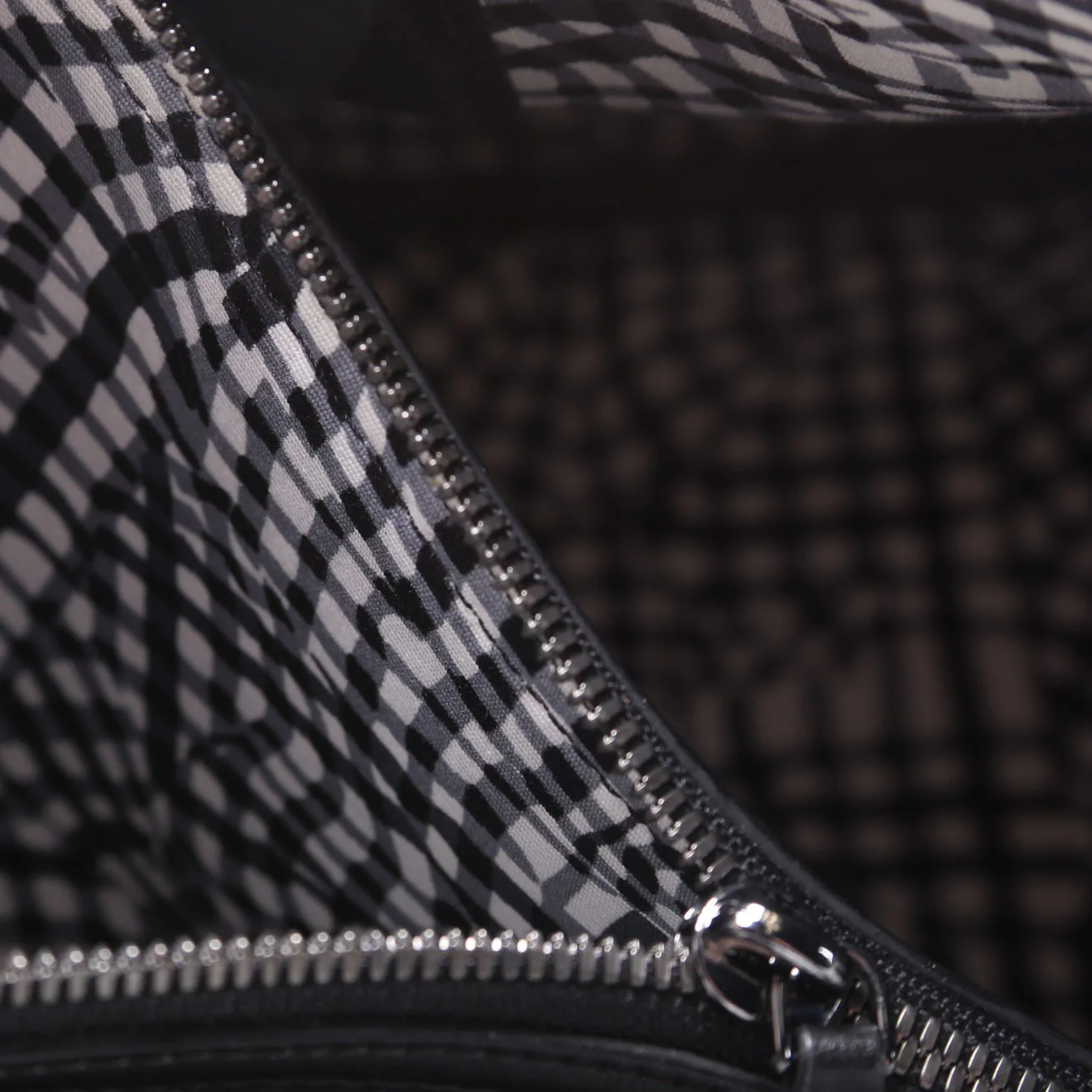 Liz Tote With Pouch Large Black - Image 8