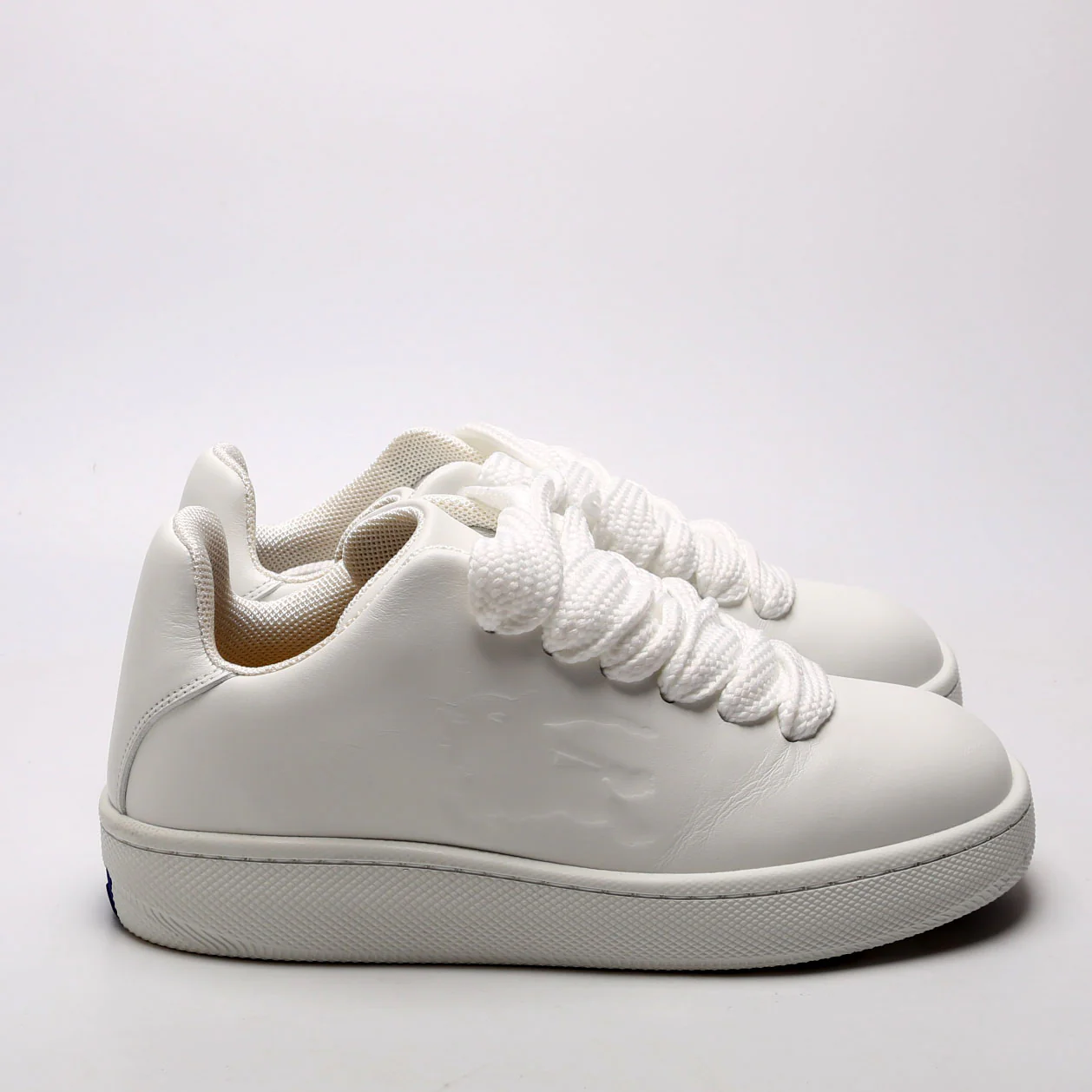 Low Top Leather\Rubber Sole Sneakers Size 37.5 - Image 3