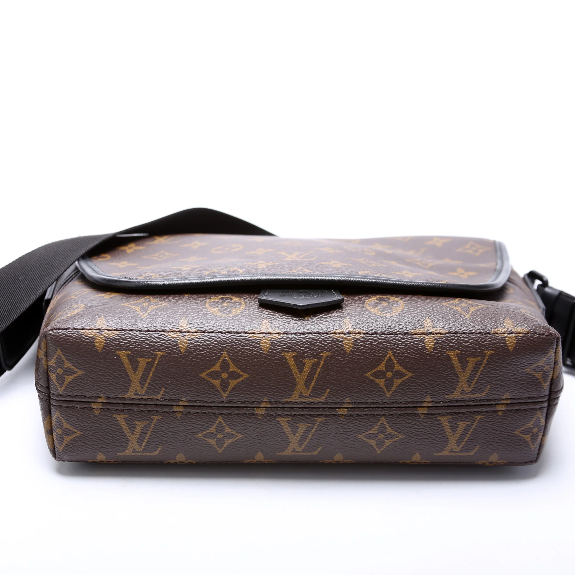 Magnetic Messenger Macassar Monogram - Image 4