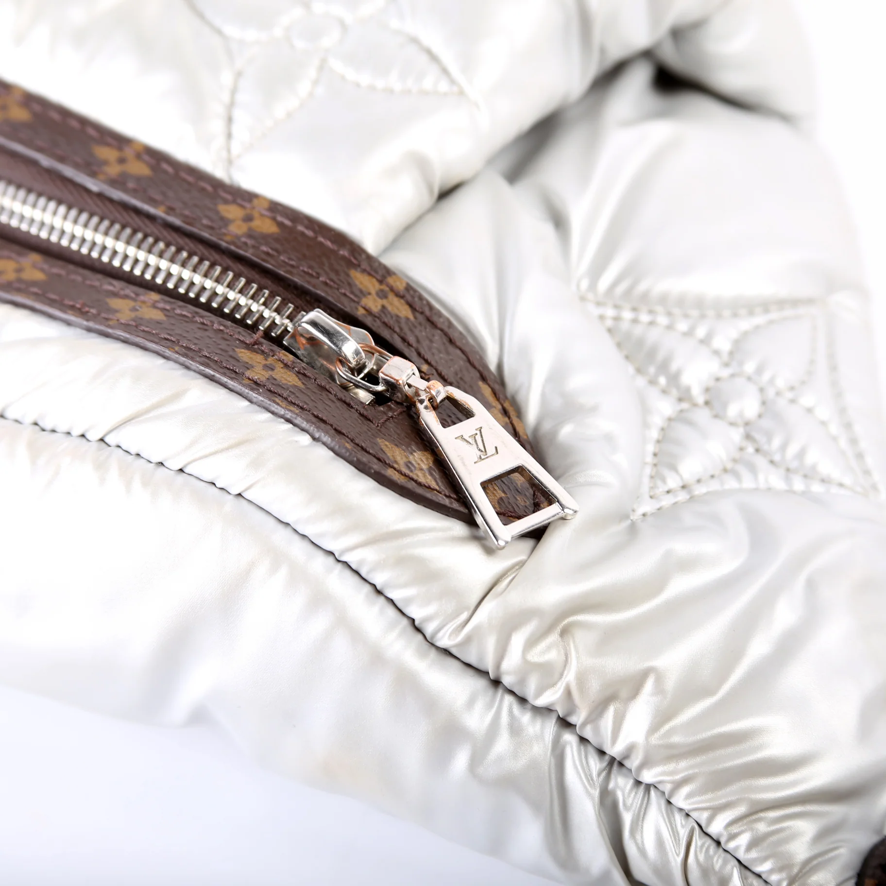 Maxi Bumbag Pillow Monogram Silver - Image 12