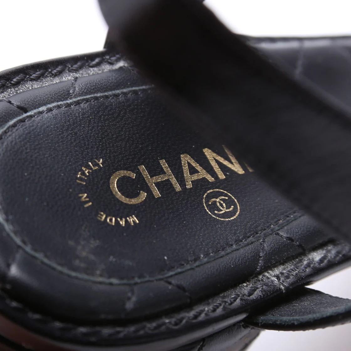 Medallion CC Thong Sandals Size 38 Black/Gold - Image 5