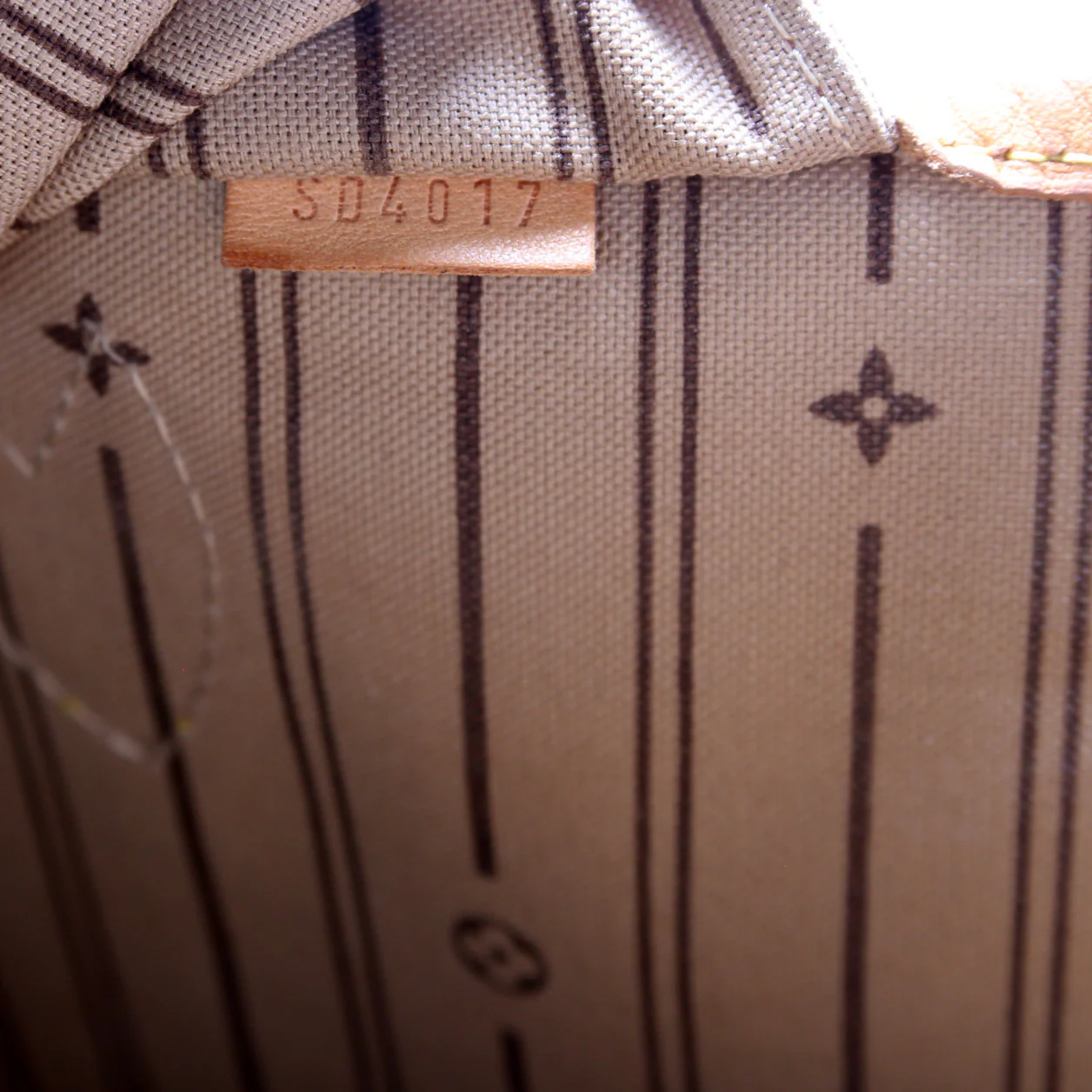 Neverfull GM Monogram - Image 12
