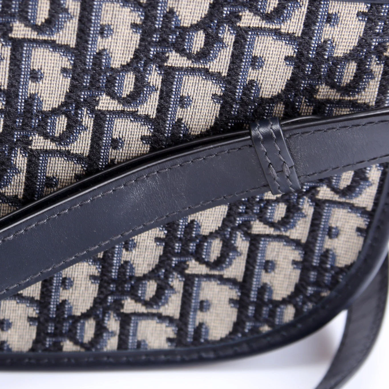 Oblique Bobby Flap Medium Navy/beige - Image 7