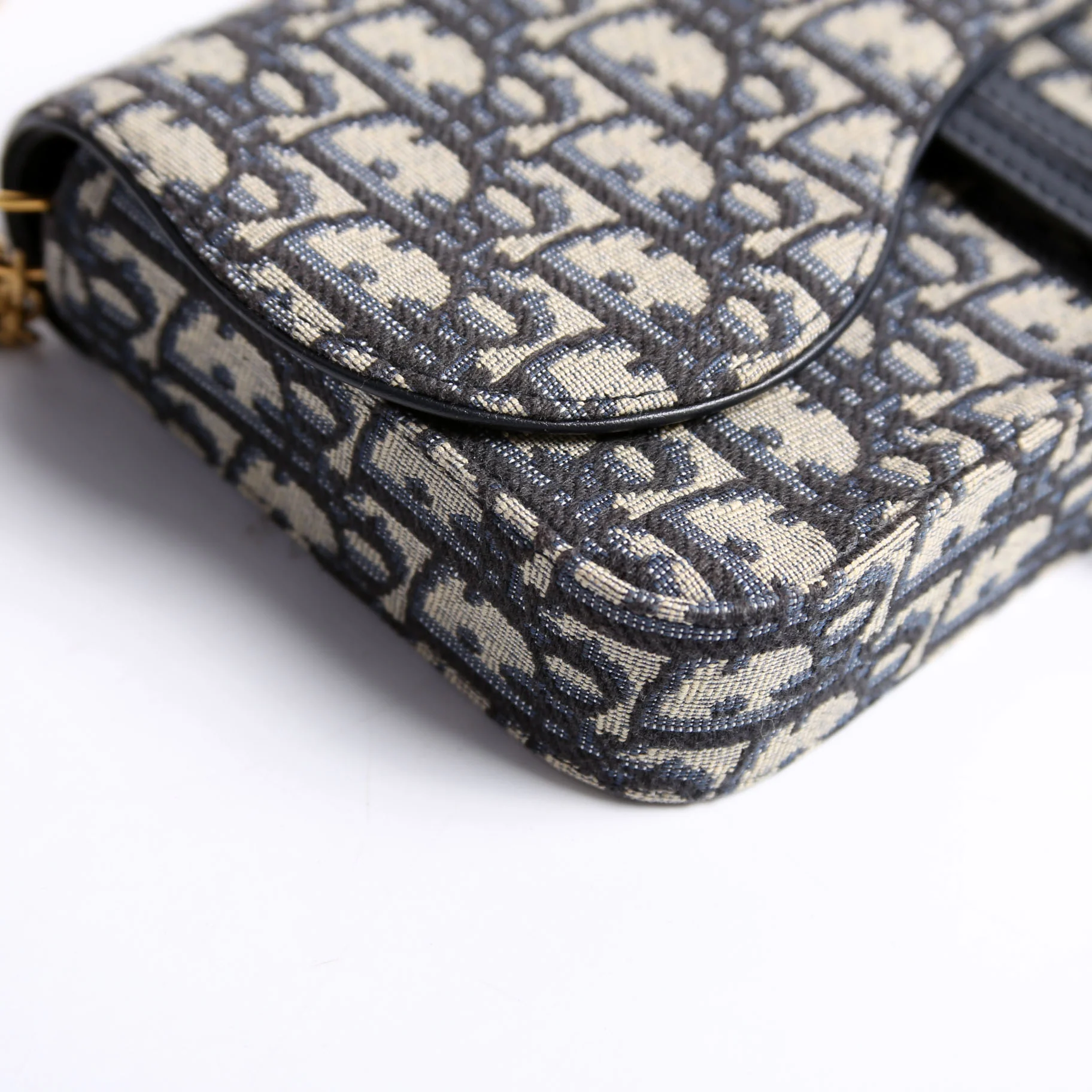 Oblique Chain Saddle Pouch - Image 4