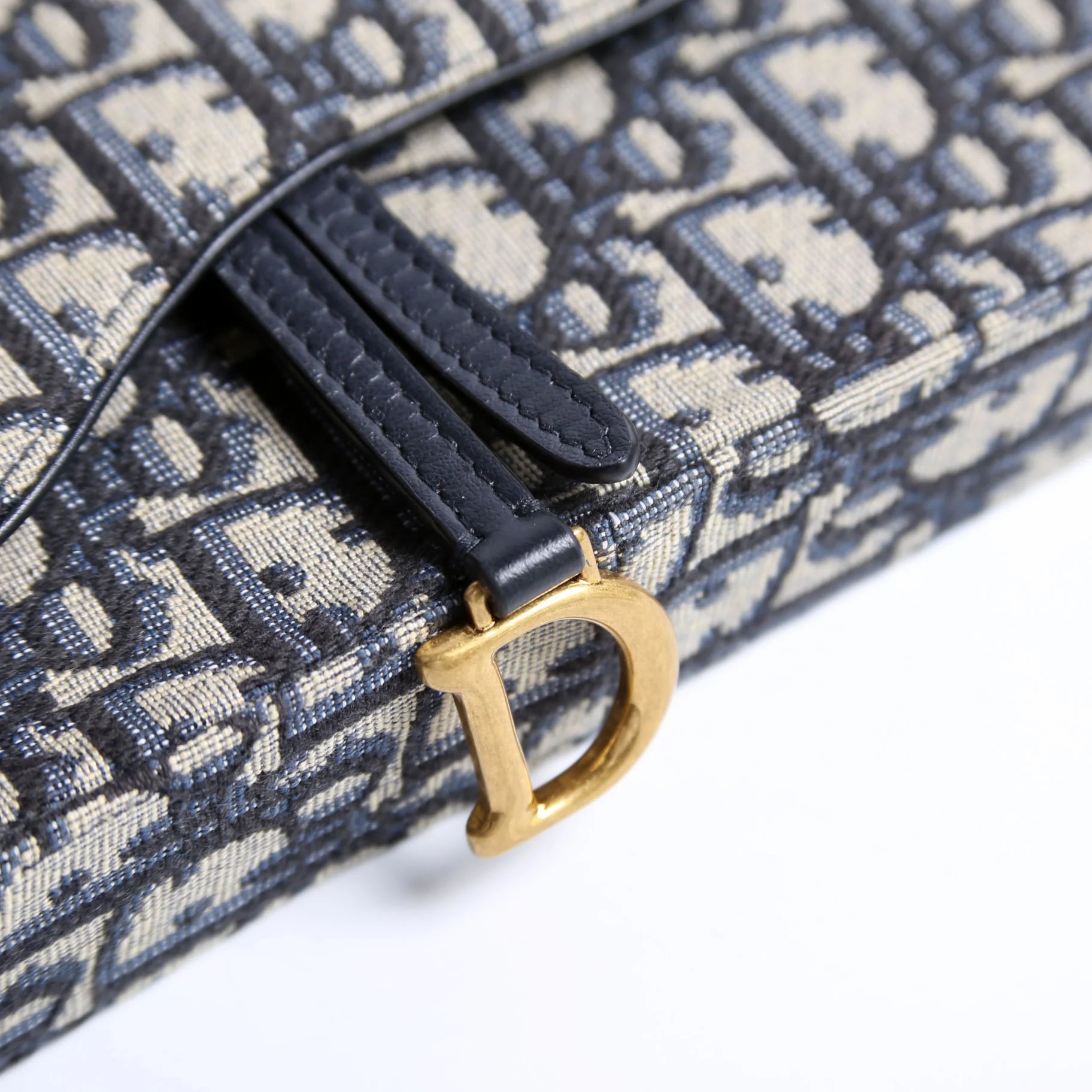 Oblique Chain Saddle Pouch - Image 6