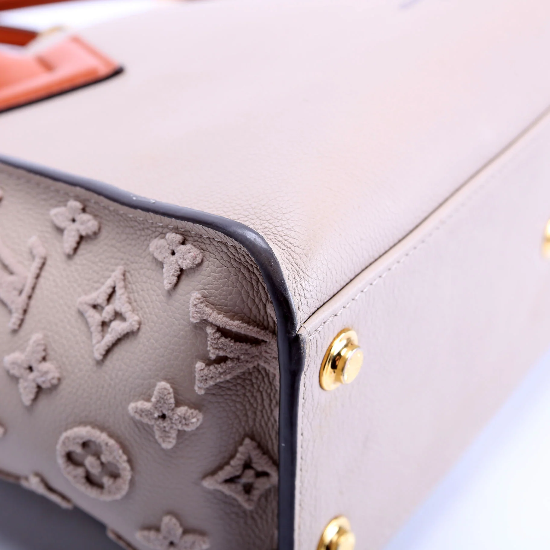 On My Side MM Calfskin Taupe - Image 5