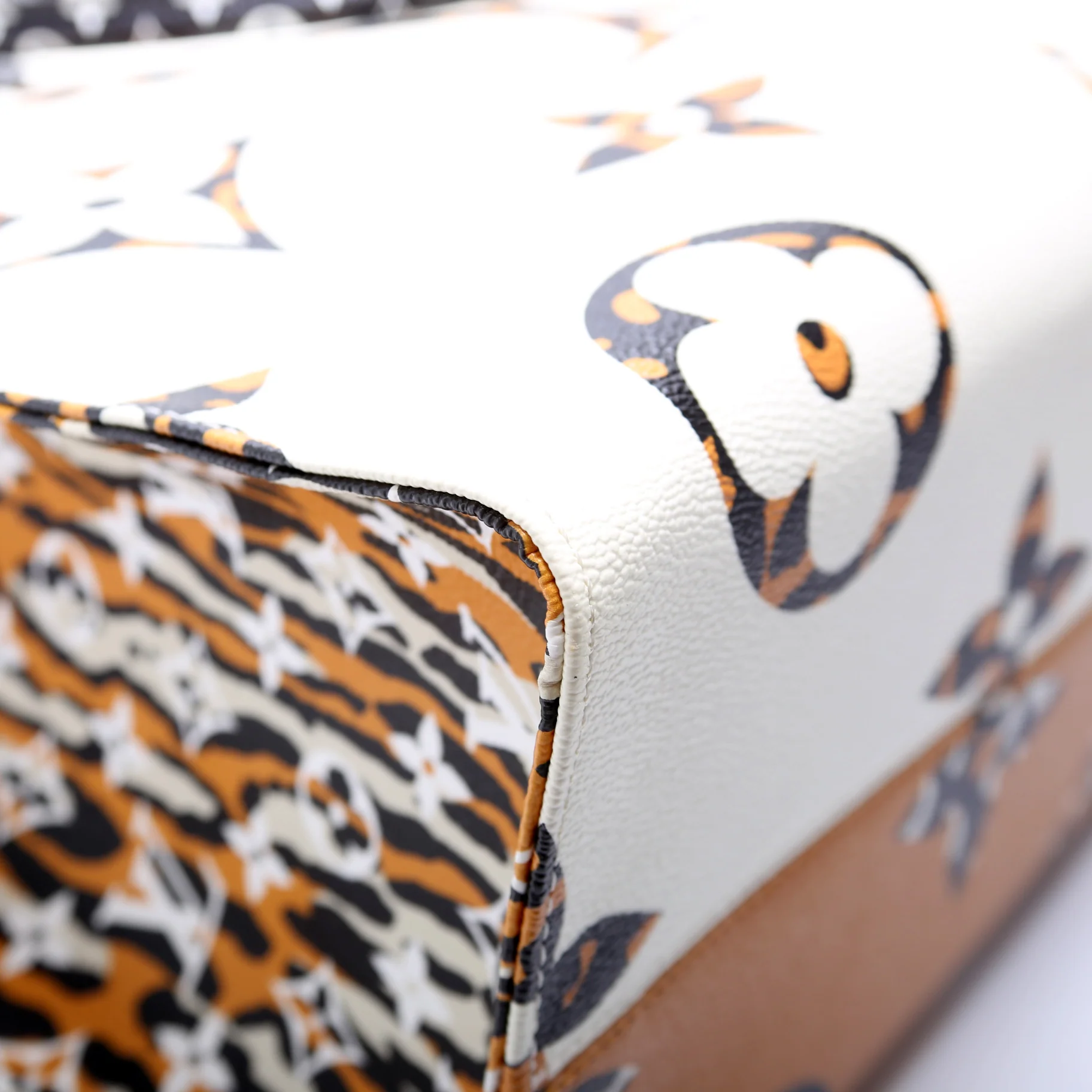 ONTHEGO Giant Jungle Tote - Image 5