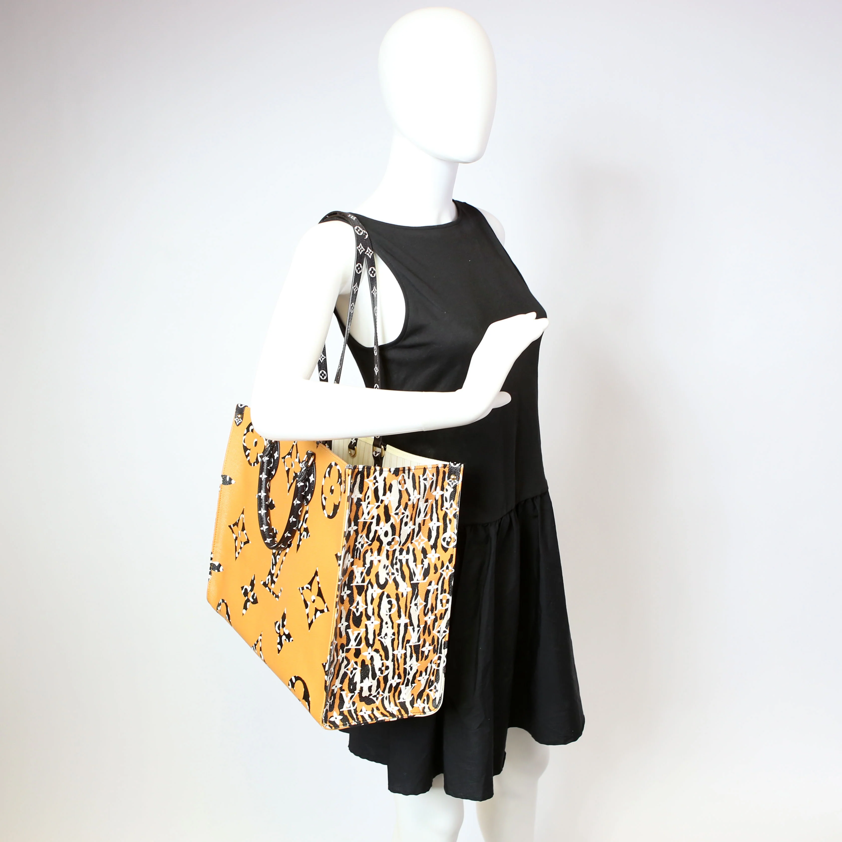ONTHEGO GM Giant Jungle Tote - Image 10