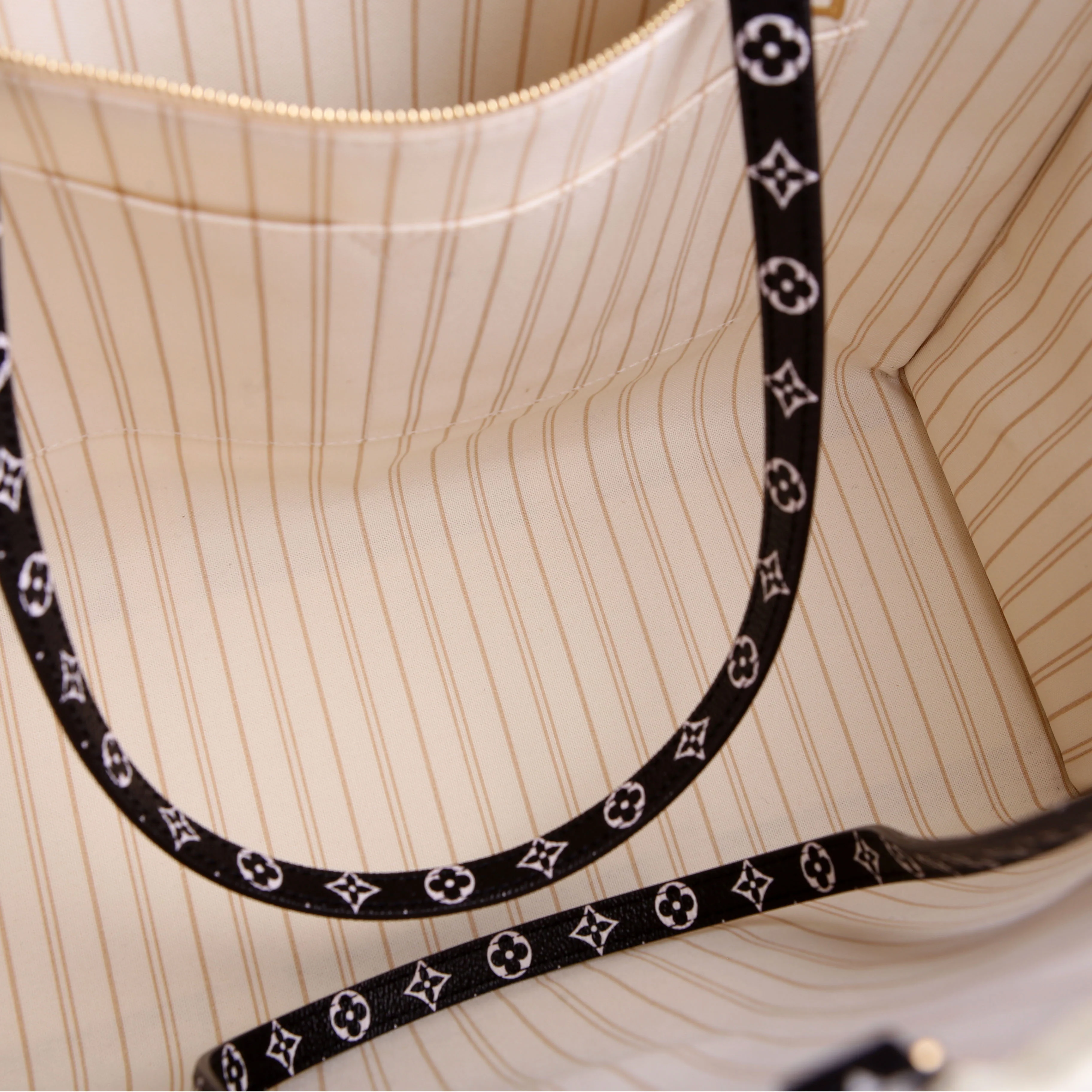 ONTHEGO GM Giant Jungle Tote - Image 8