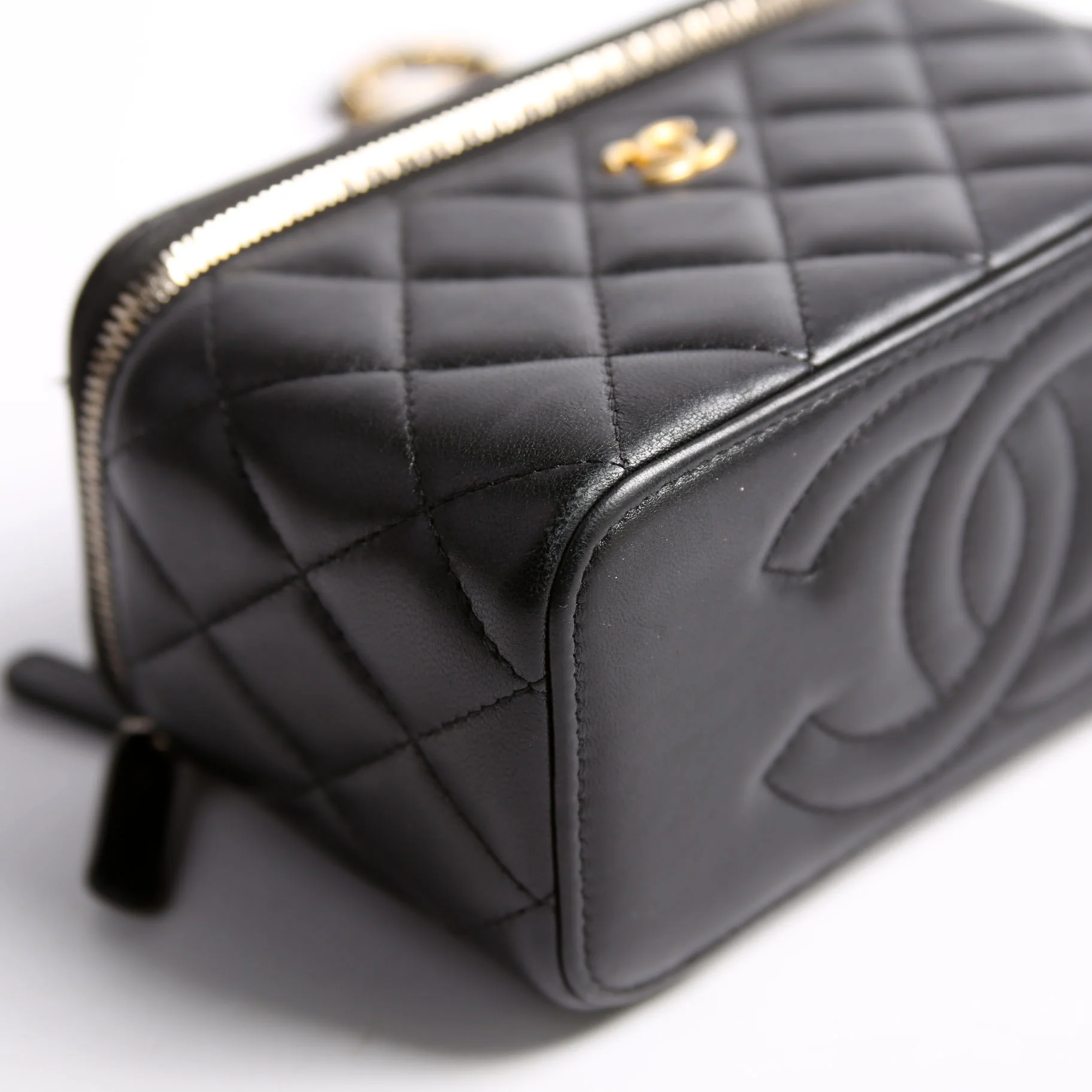 Pearl Crush Vanity With Chain Small Lambskin RFID Black - Image 4