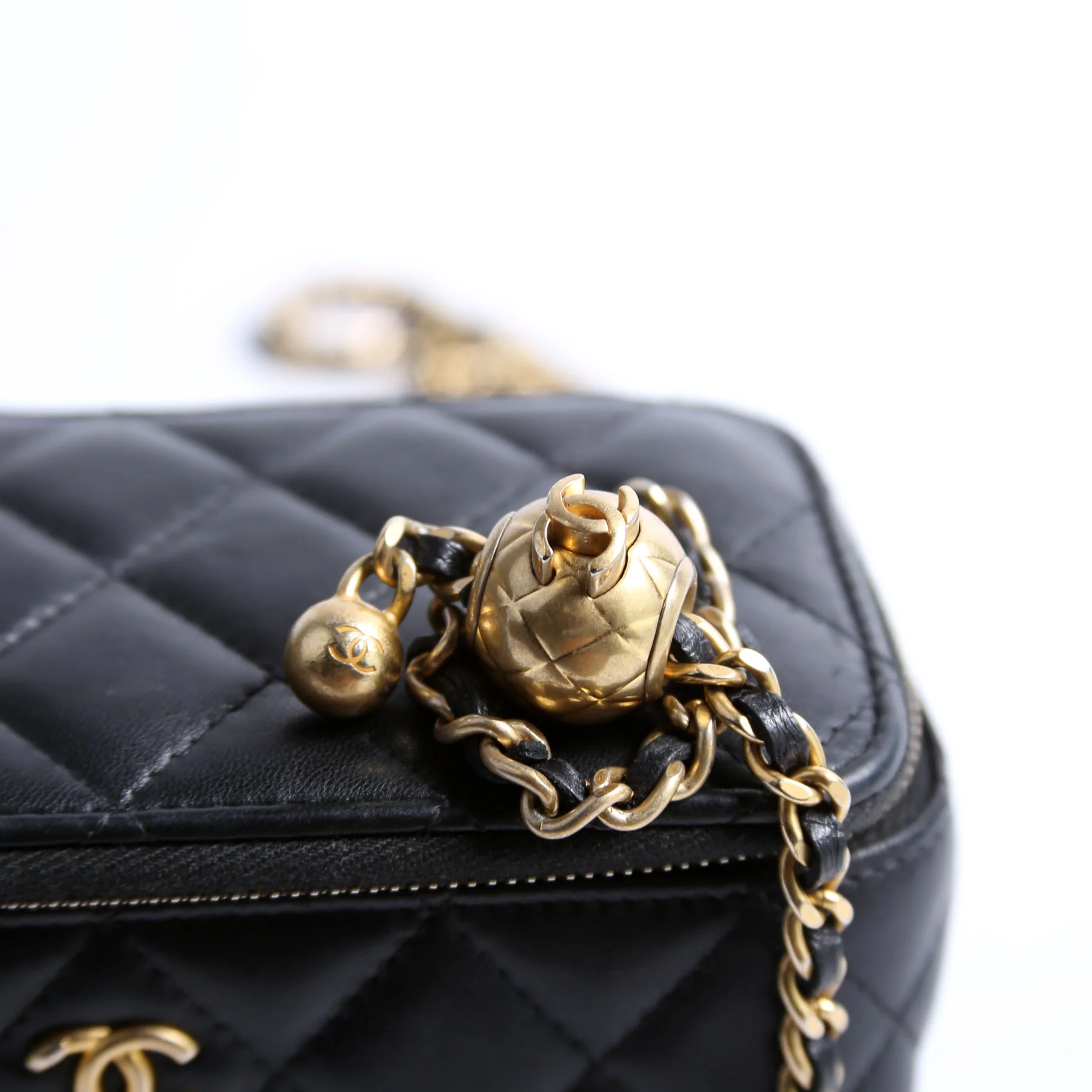 Pearl Crush Vanity With Chain Small Lambskin RFID Black - Image 7