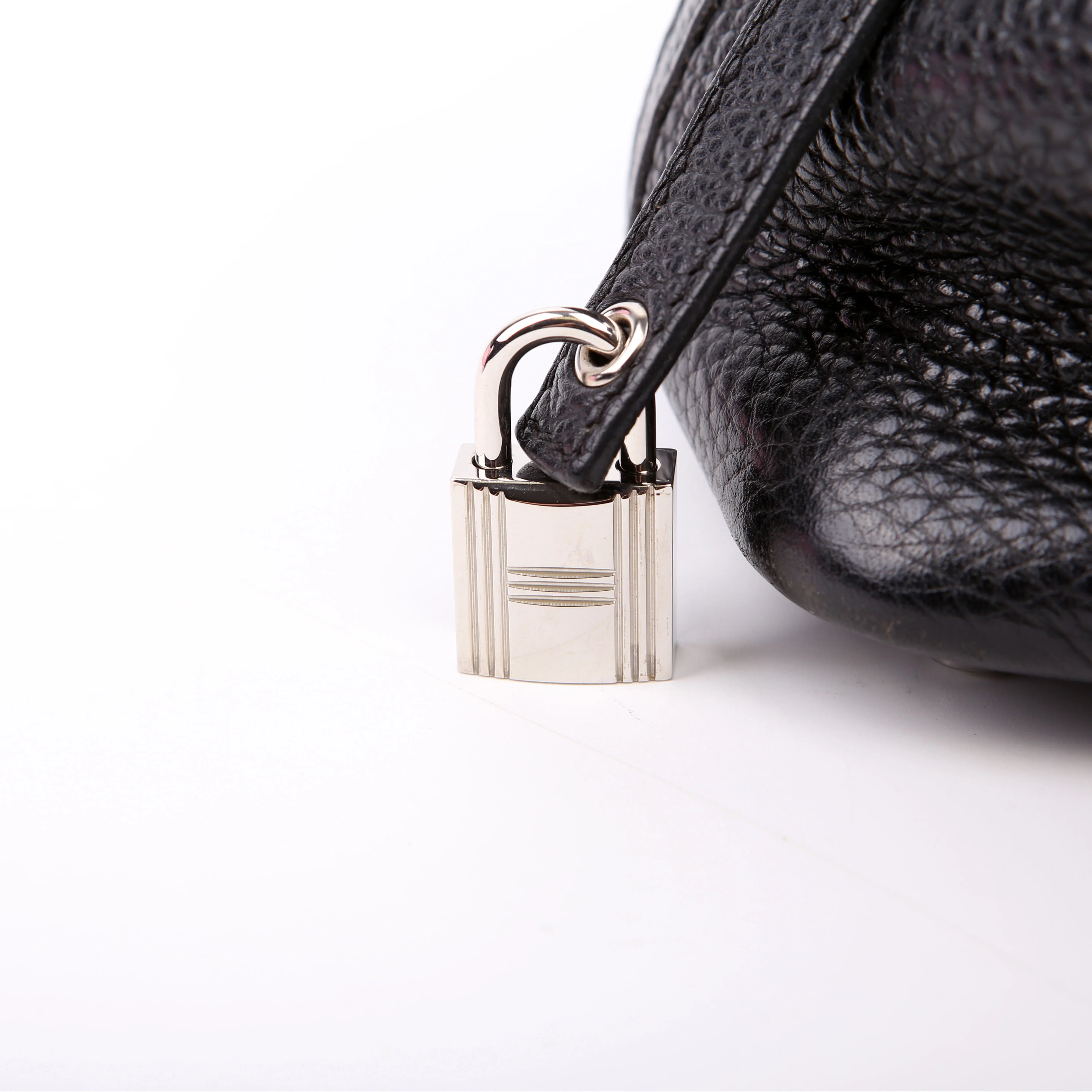 Picotin Lock PM Taurillon Clemence Black - Image 11