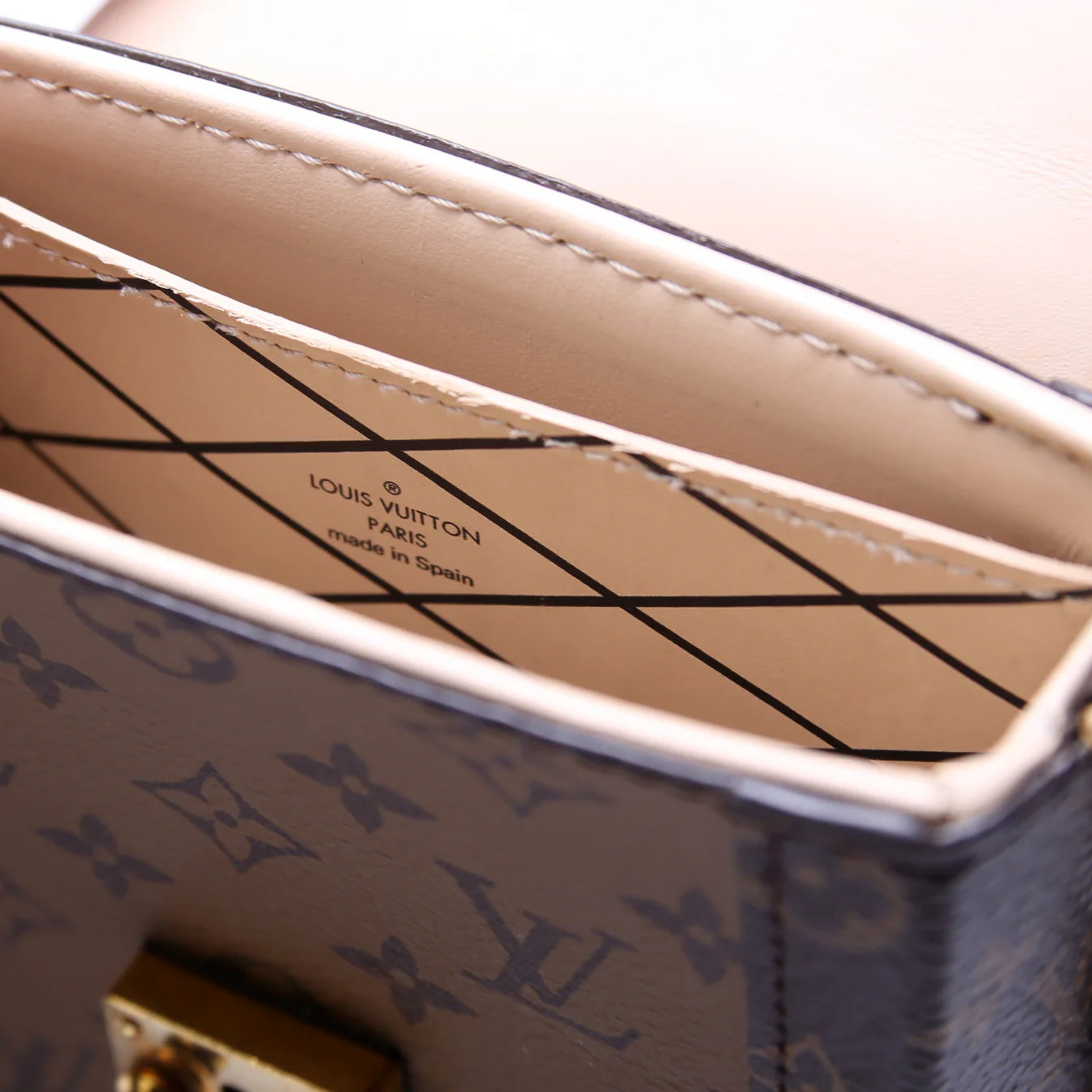 Pochette Trunk Vertical Reversed Monogram - Image 11