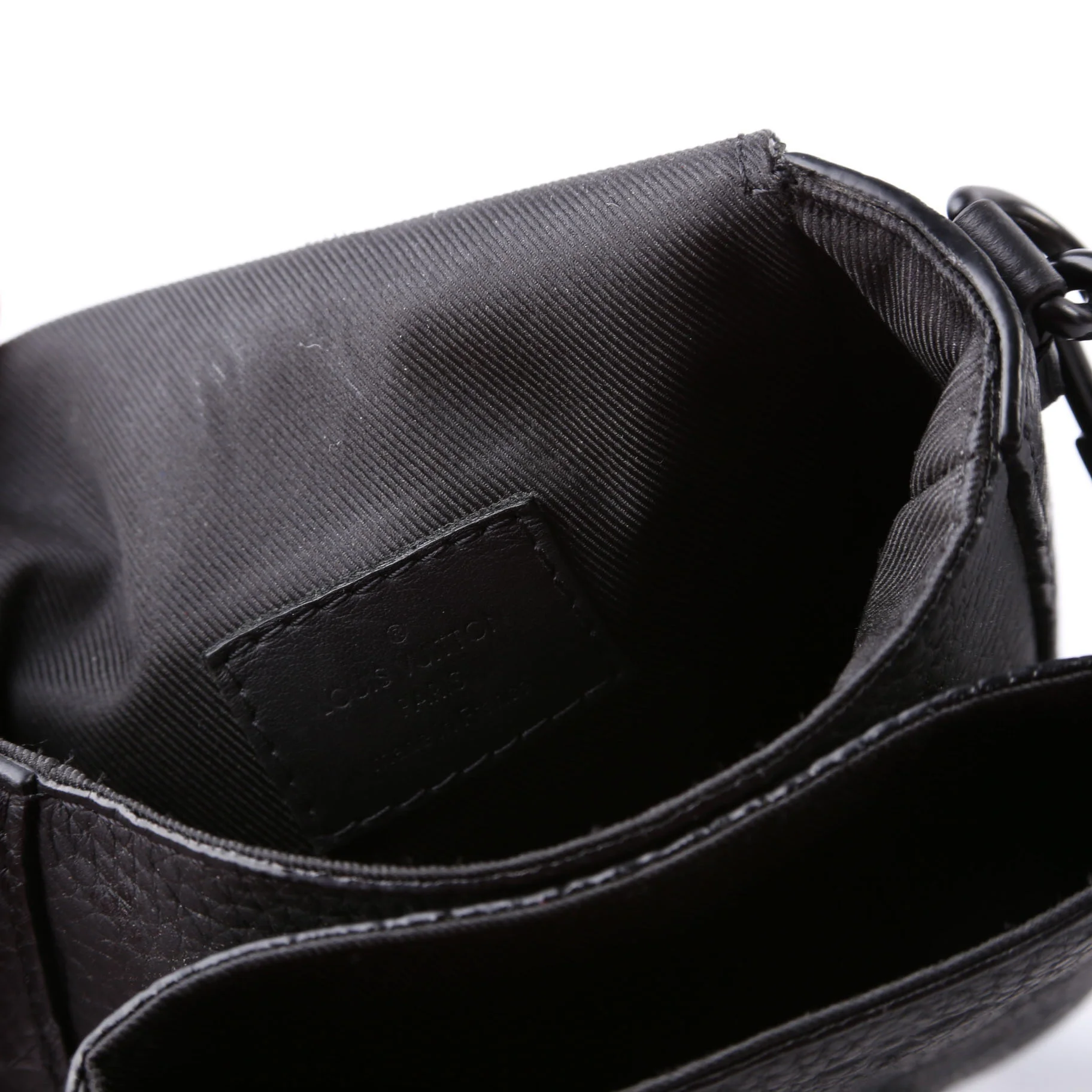 S-Lock Vertical Wearable Wallet Taurillon Black - Image 9
