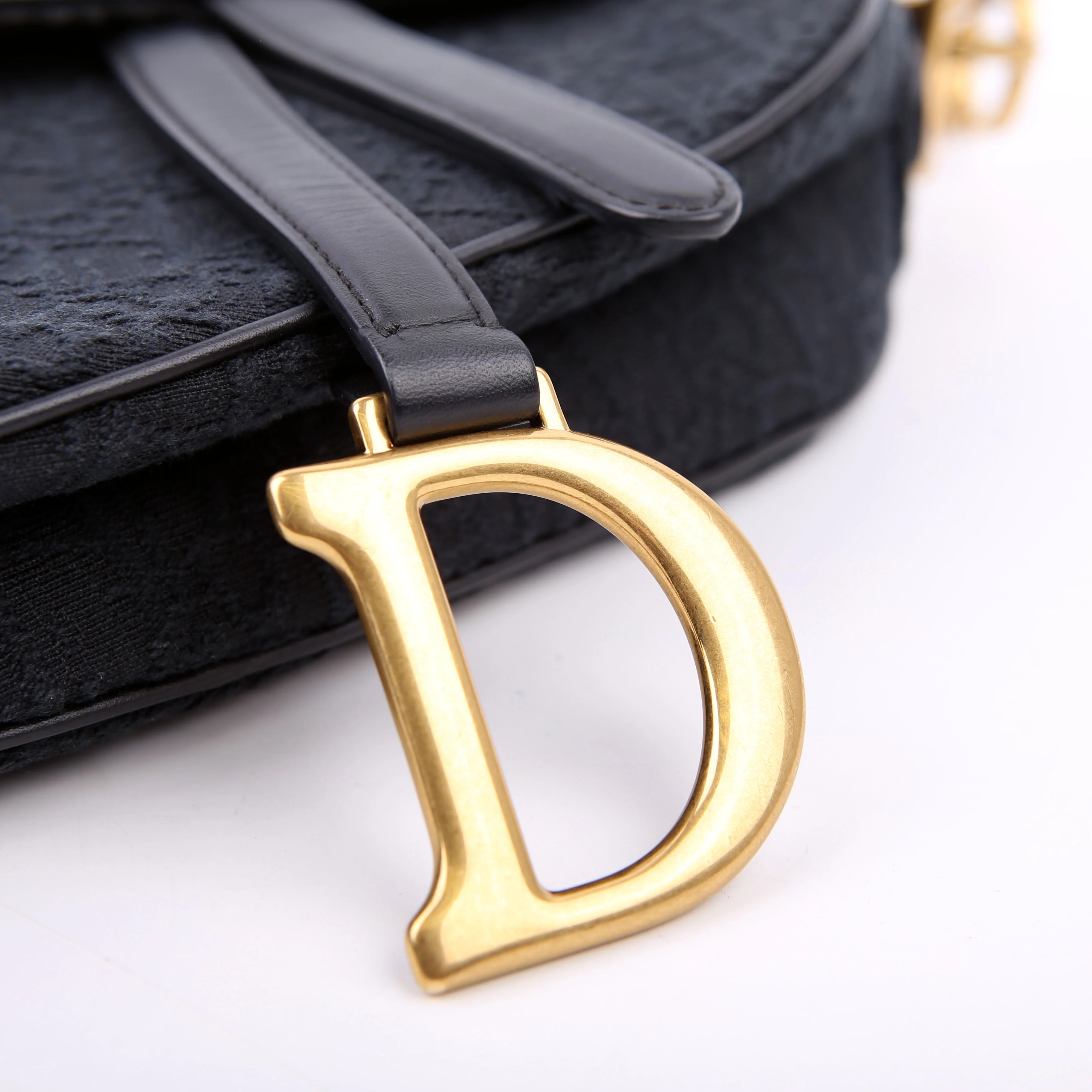 Saddle Bag Oblique Medium Black - Image 10