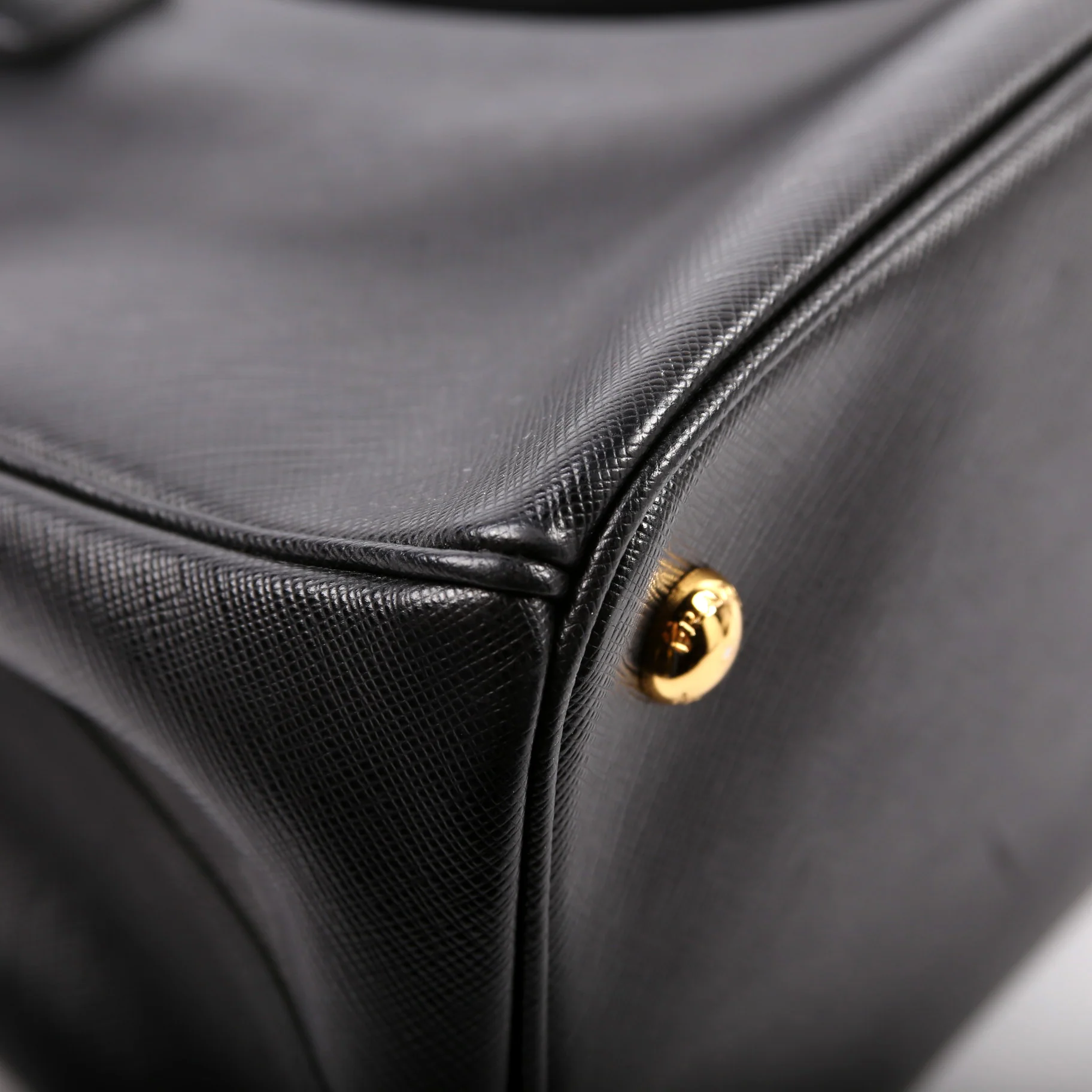 Saffiano Lux Tote Medium Black - Image 7