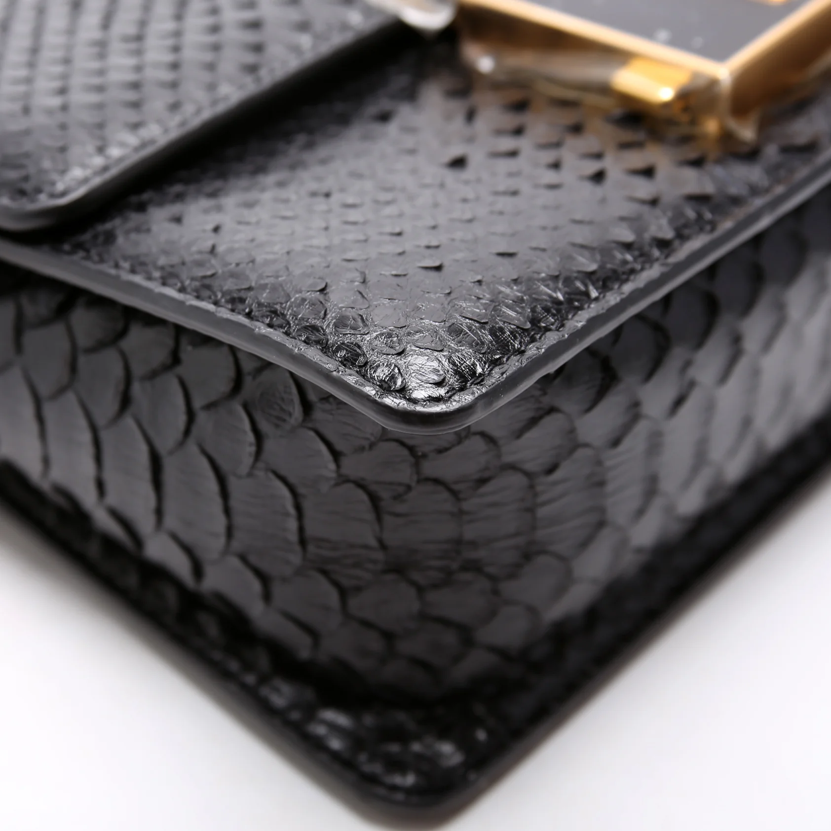 T Clasp Medium Shoulder Bag Semi Shiny Snakeskin Black - Image 5