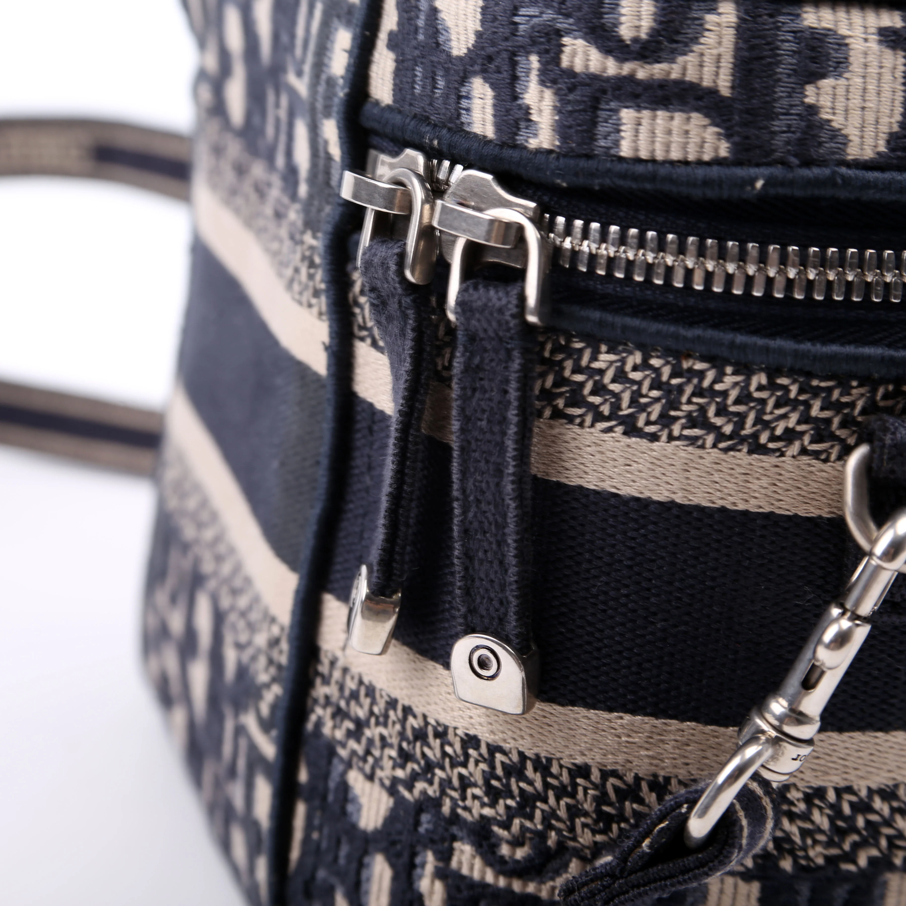 Travel Small Vanity Case Oblique With Strap - Image 15