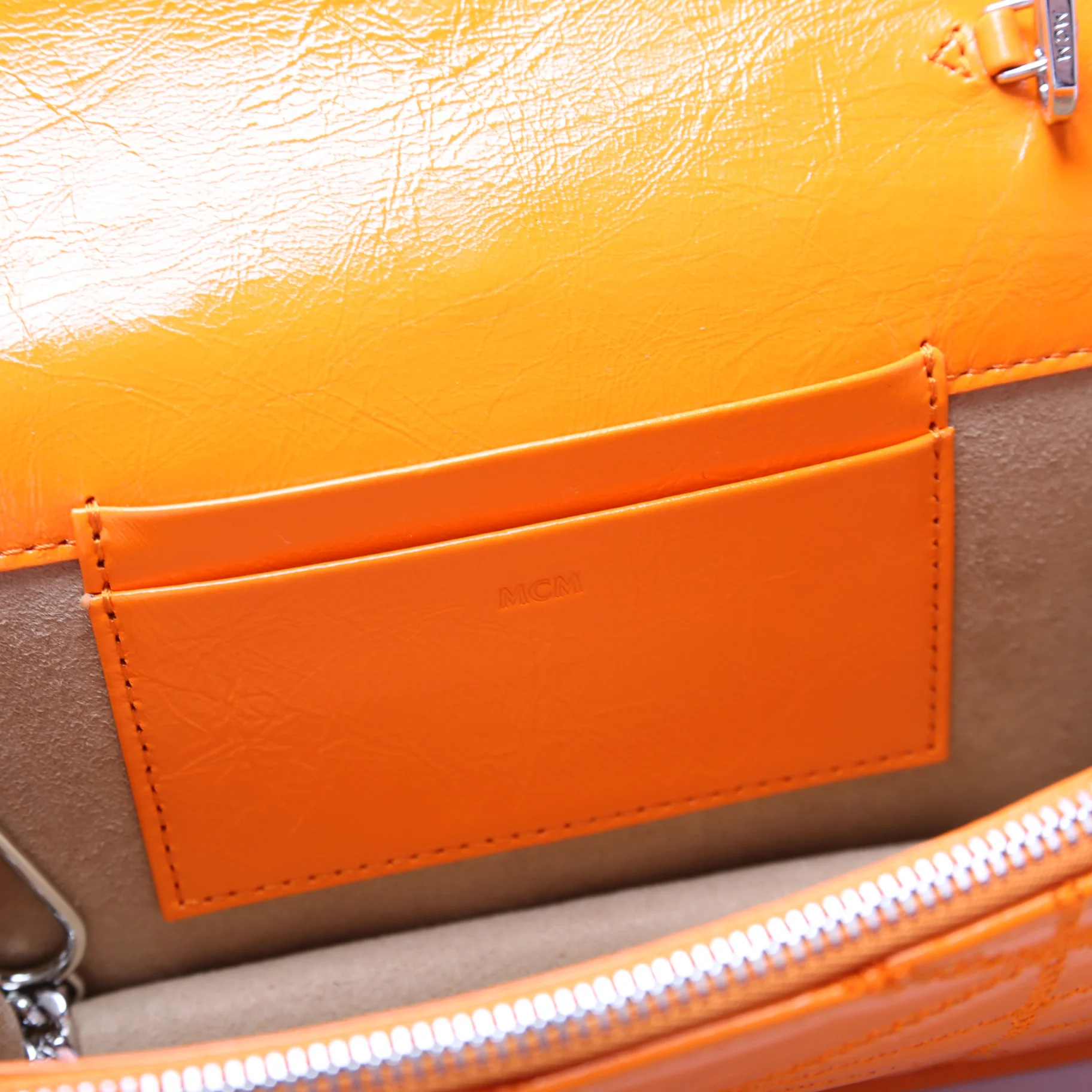Travia Leather Wallet On Chain - Image 8