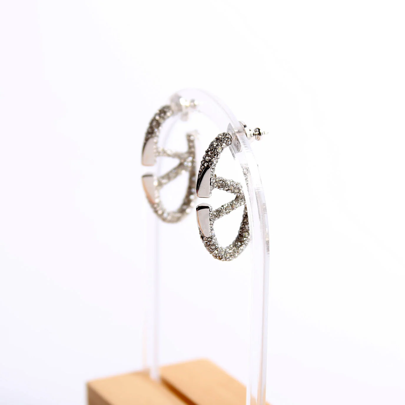 V Logo Bold Edition Crystal Earrings Silver - Image 3