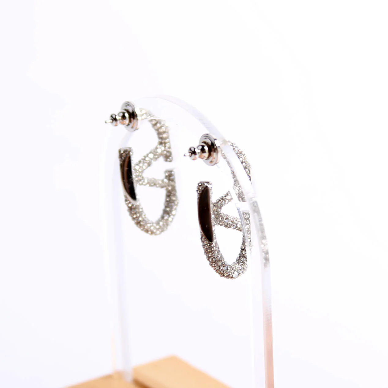 V Logo Bold Edition Crystal Earrings Silver - Image 5