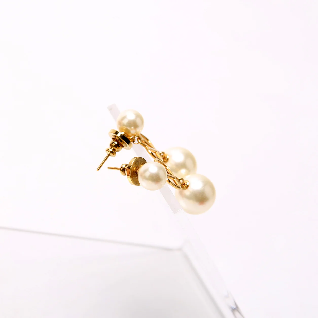 V Logo Pearl Drop Earrings Gold/Pearl - Image 3