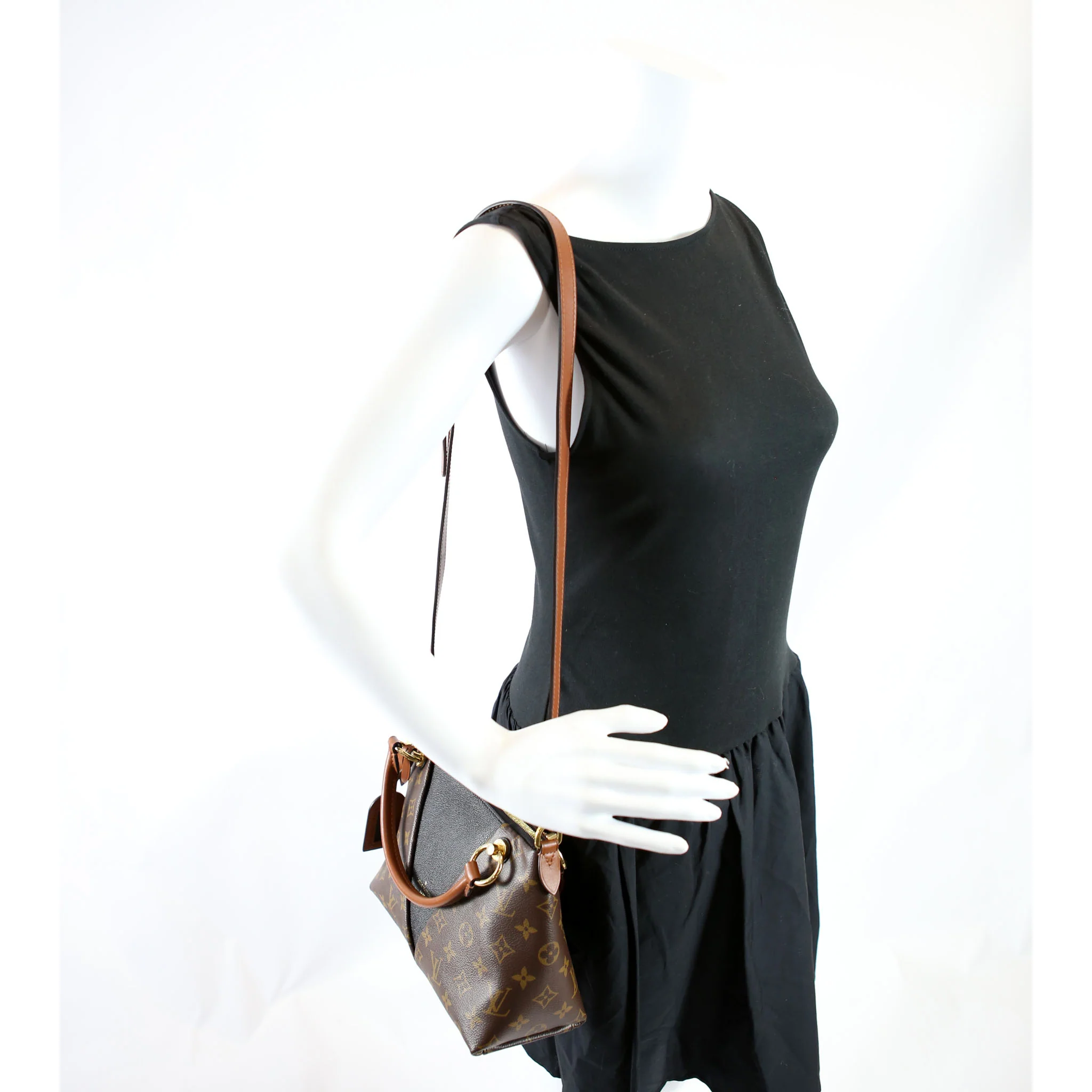 V Tote BB Monogram Black - Image 11