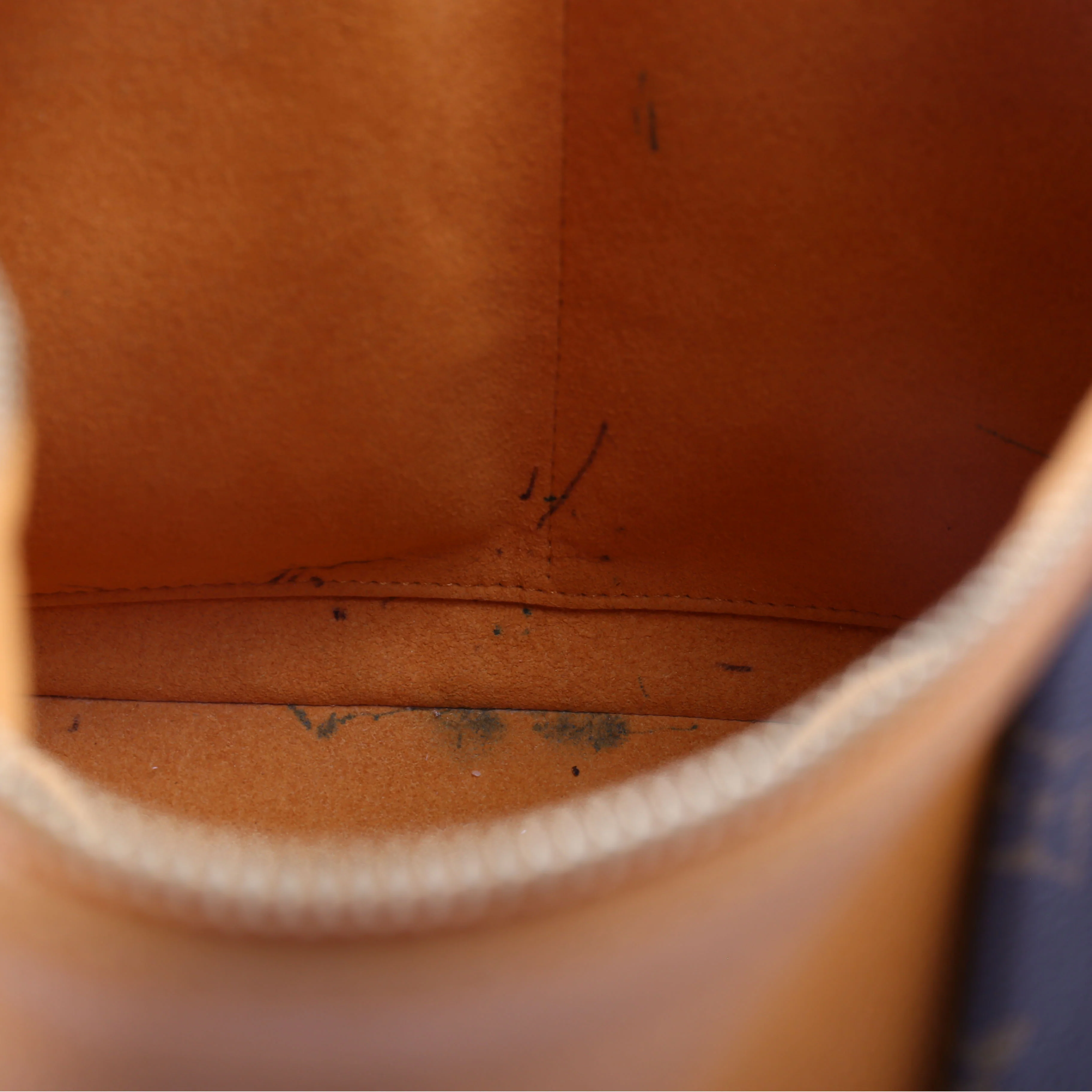 V Tote MM Monogram Yellow - Image 14