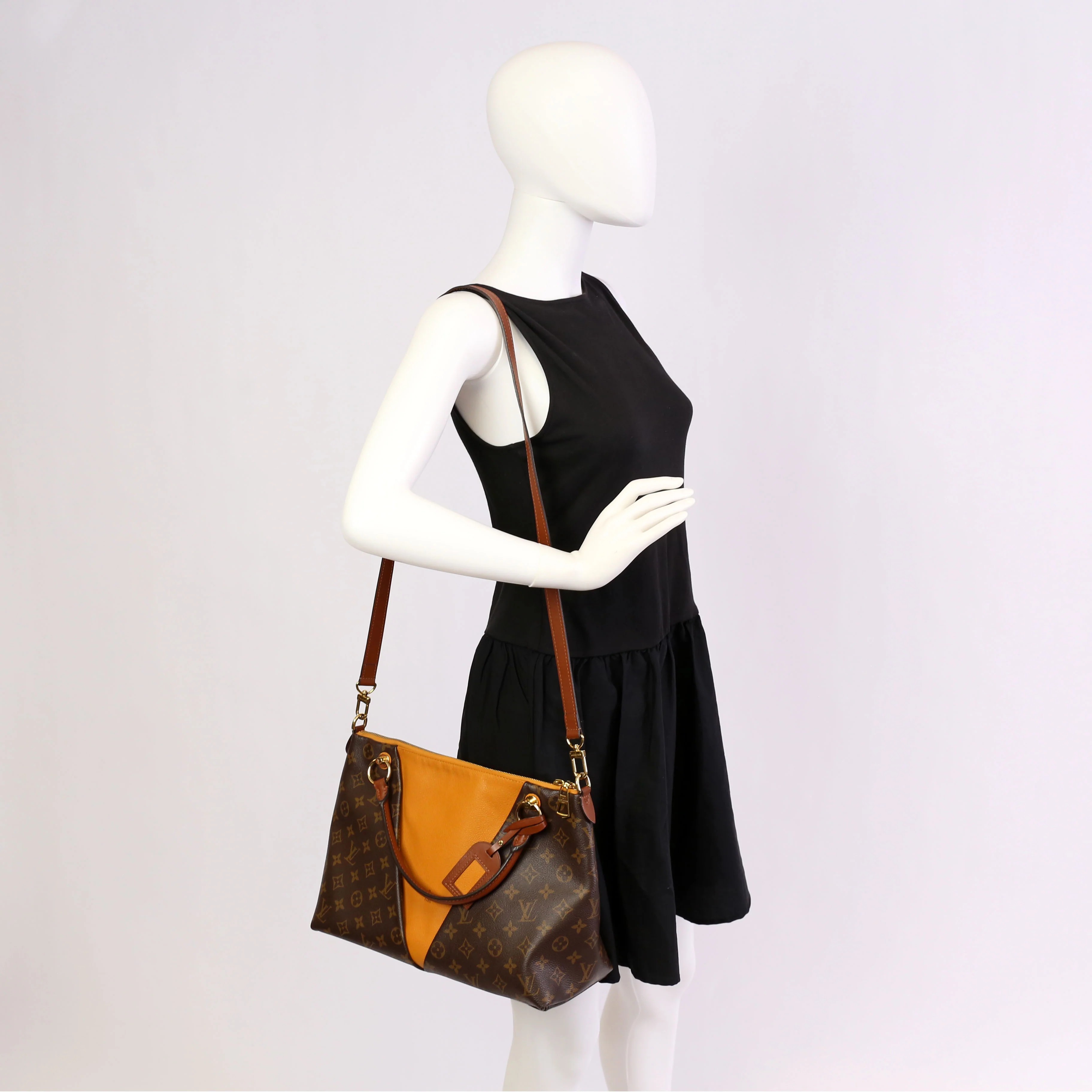 V Tote MM Monogram Yellow - Image 15