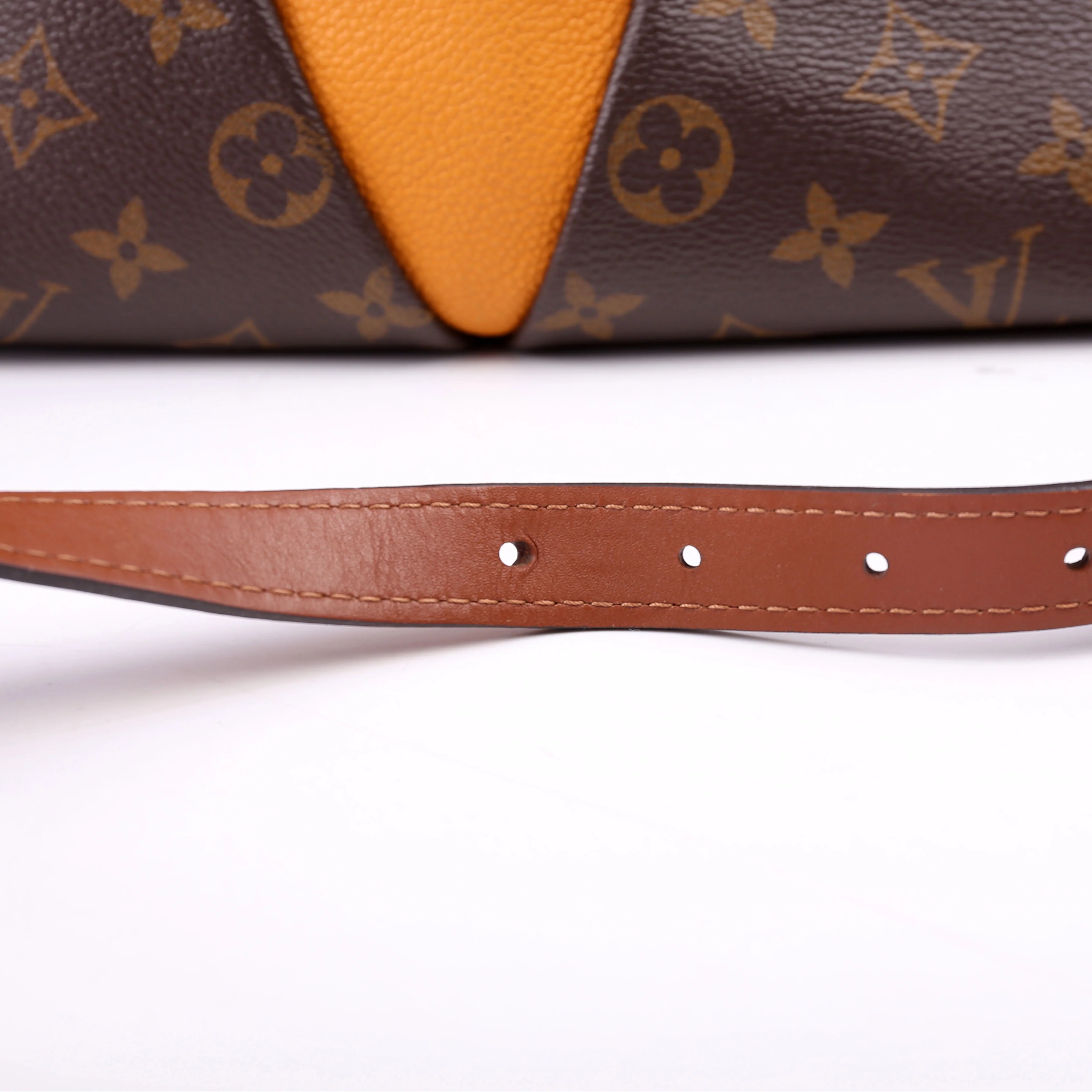 V Tote MM Monogram Yellow - Image 9