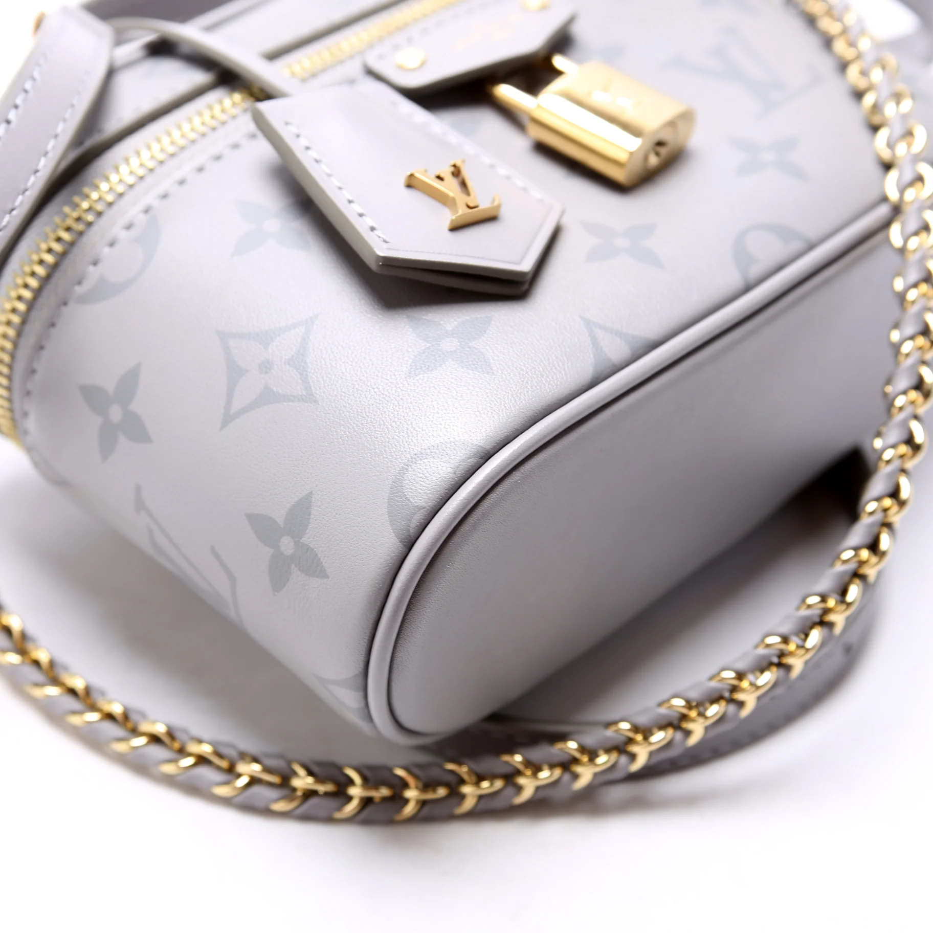 Vanity Chain Pouch Calfskin Monogram Grey - Image 5