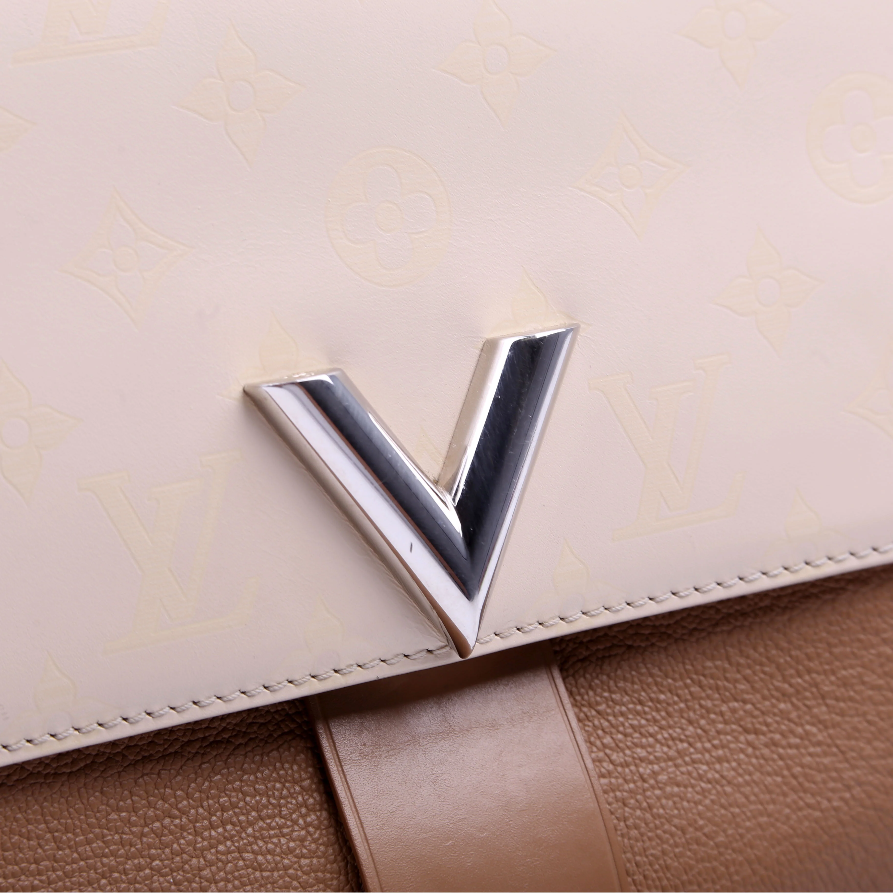 Very One Handle monogram Calfskin Tan - Image 11
