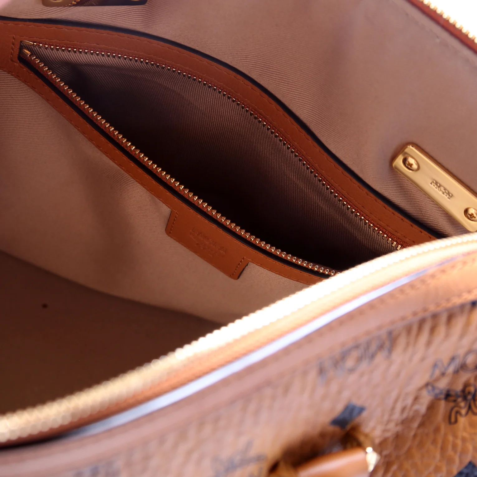 Visetos Medium Essentials Boston Bag - Image 8