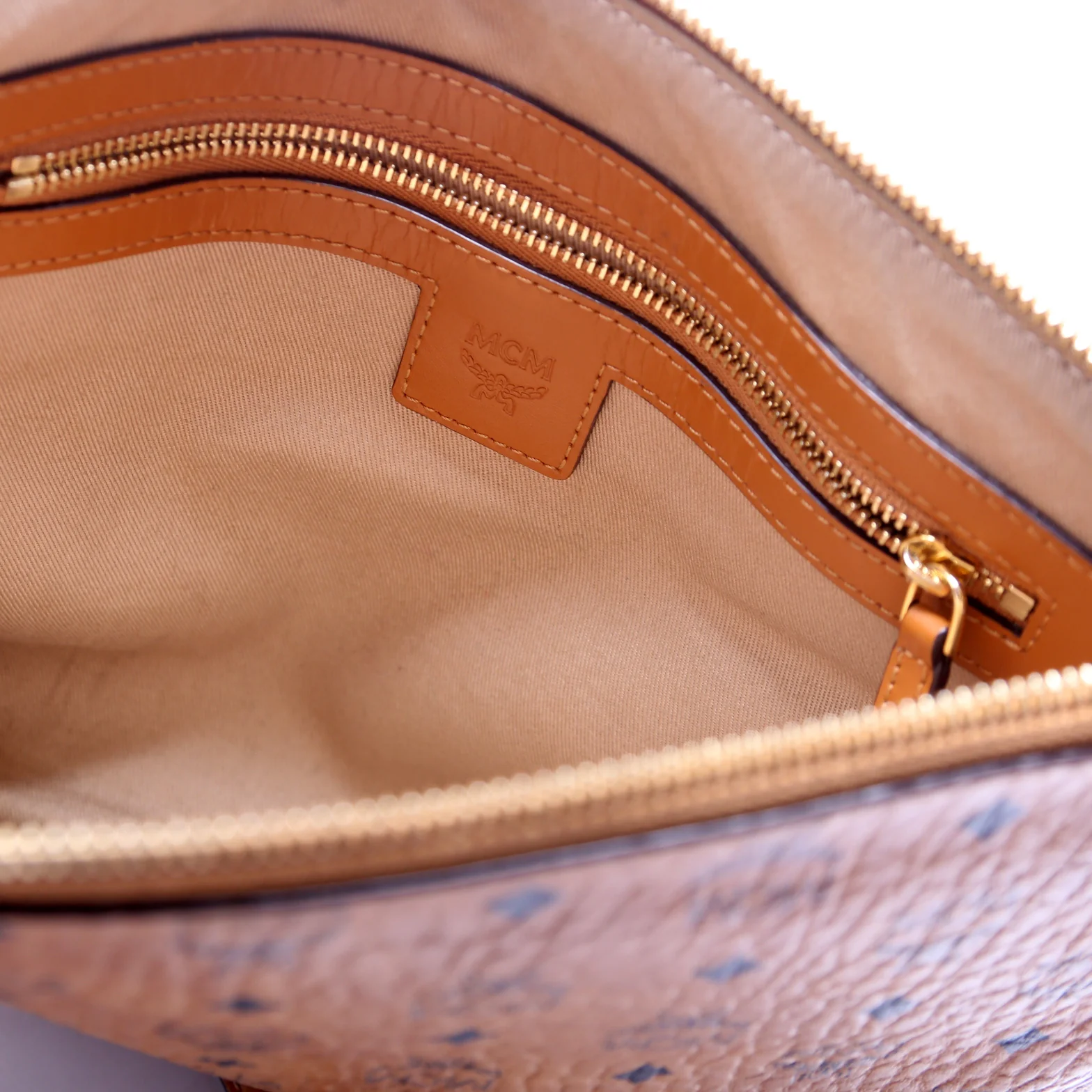 Visetos Pouch Crossbody - Image 7