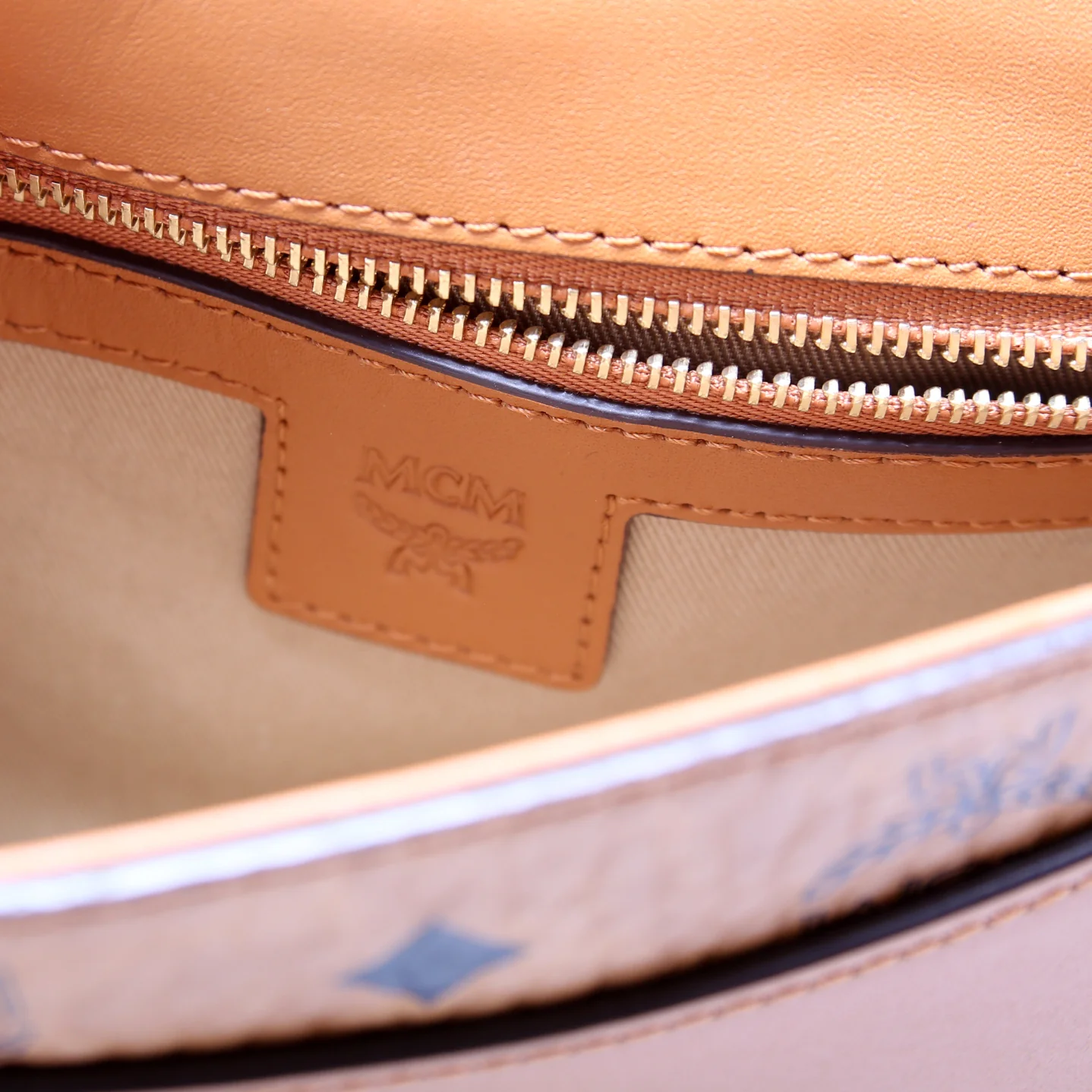 Visetos Viktor Small Crossbody - Image 8