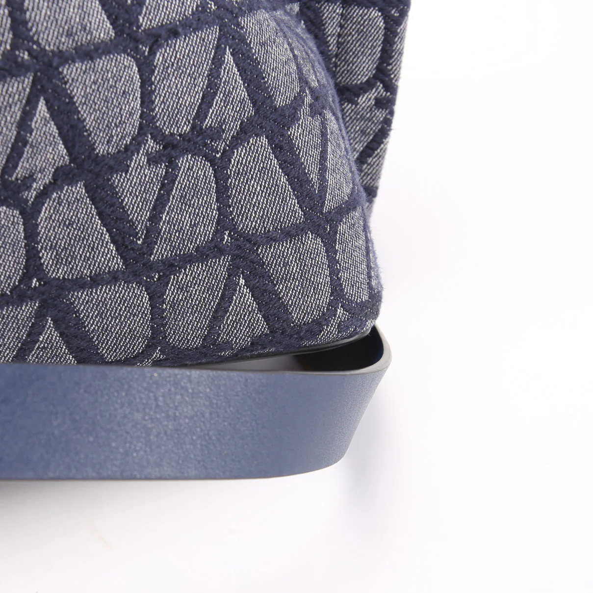 VLogo Icongraphe Denim with Pouch Navy/Denim - Image 9