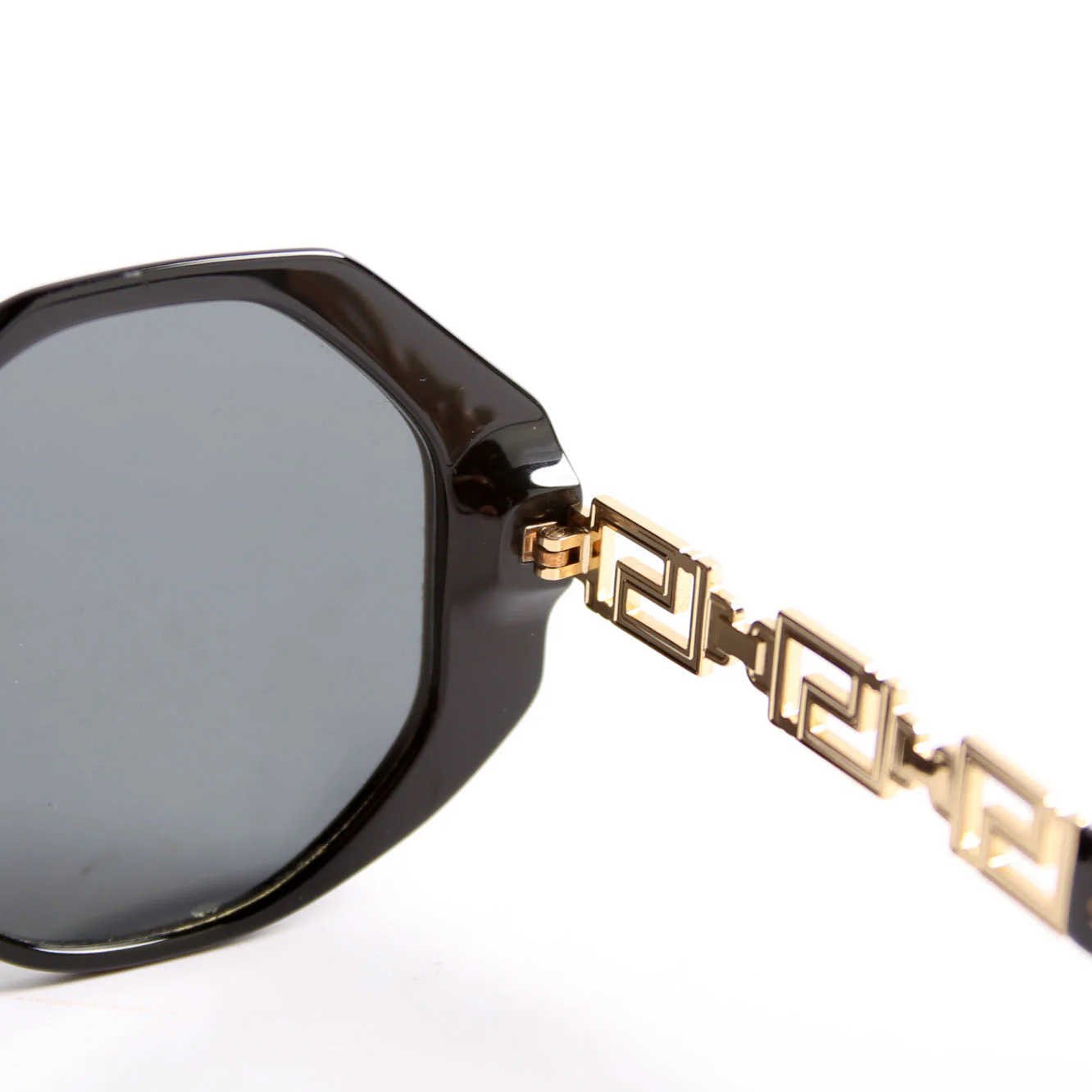 VOD4395 Geometric Sunglasses Black/Gold - Image 7