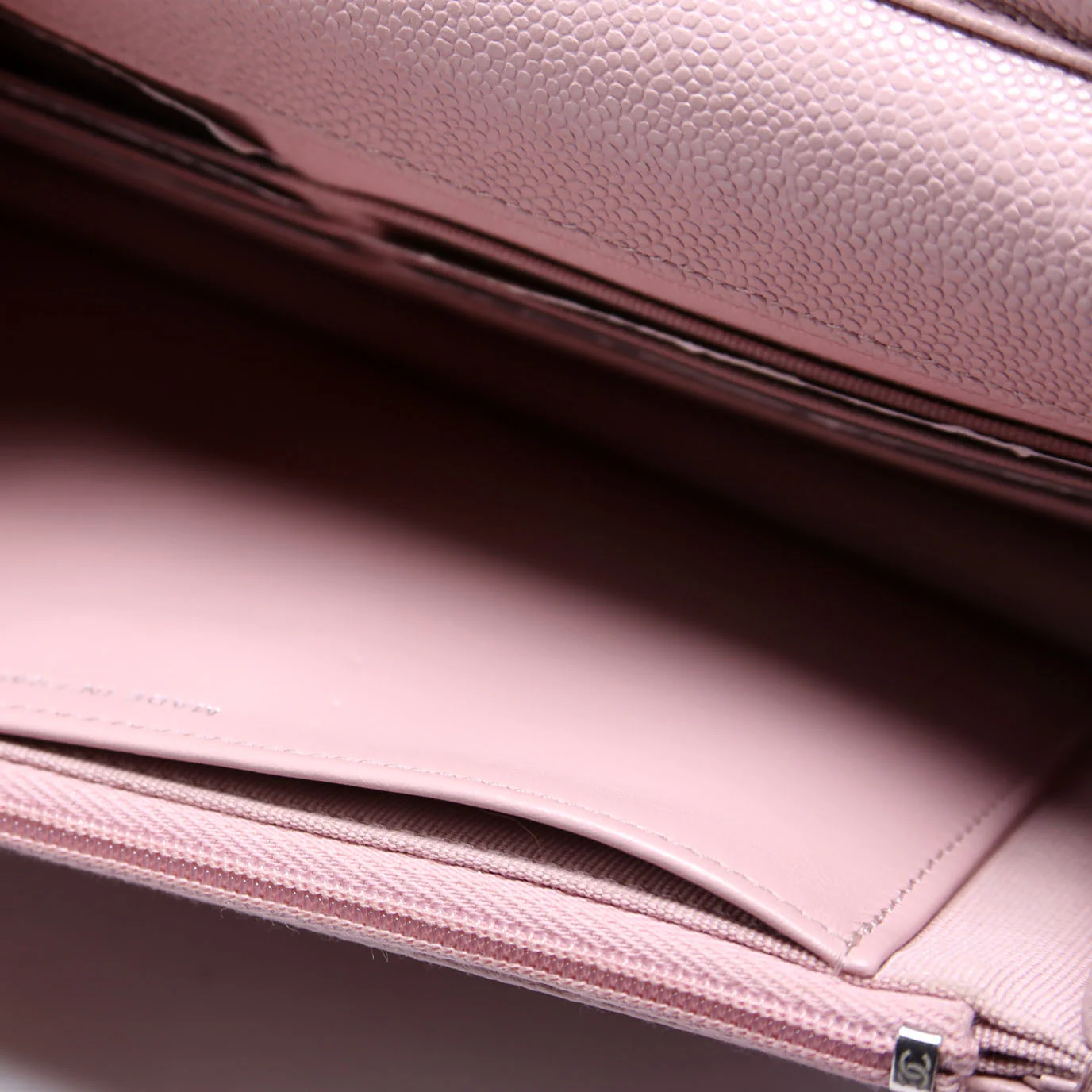 WOC Classic Quilted Caviar RFID Pink - Image 8