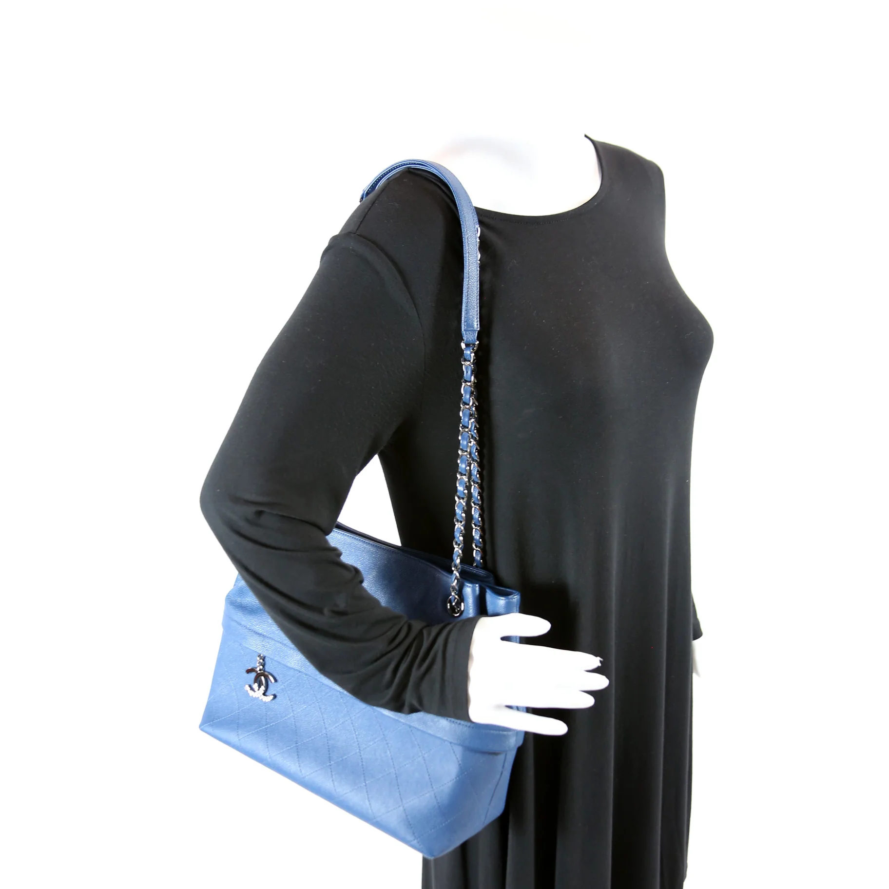 Zip And Carry Shopping Tote Medium Caviar 24M - Image 11