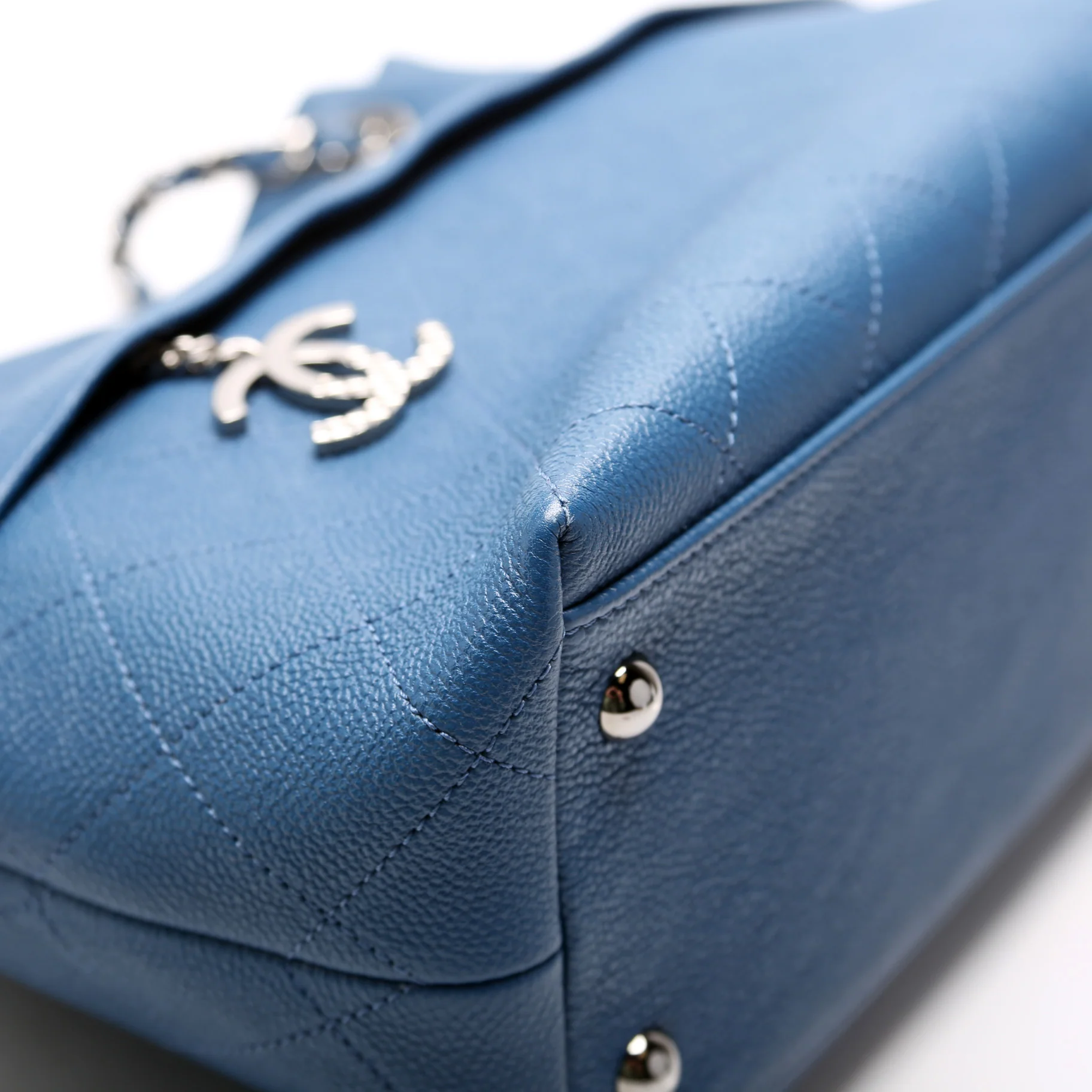 Zip And Carry Shopping Tote Medium Caviar 24M - Image 5