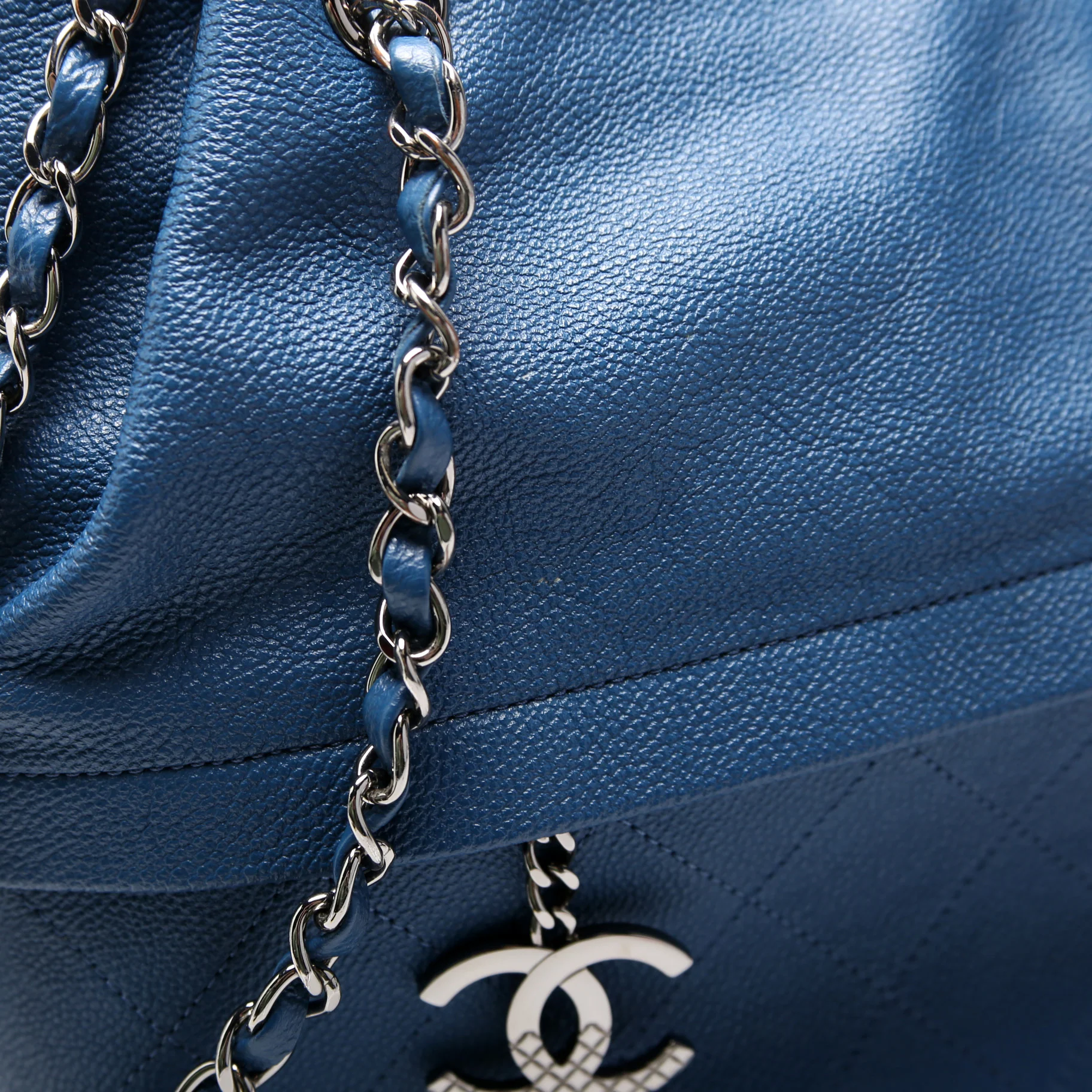 Zip And Carry Shopping Tote Medium Caviar 24M - Image 6
