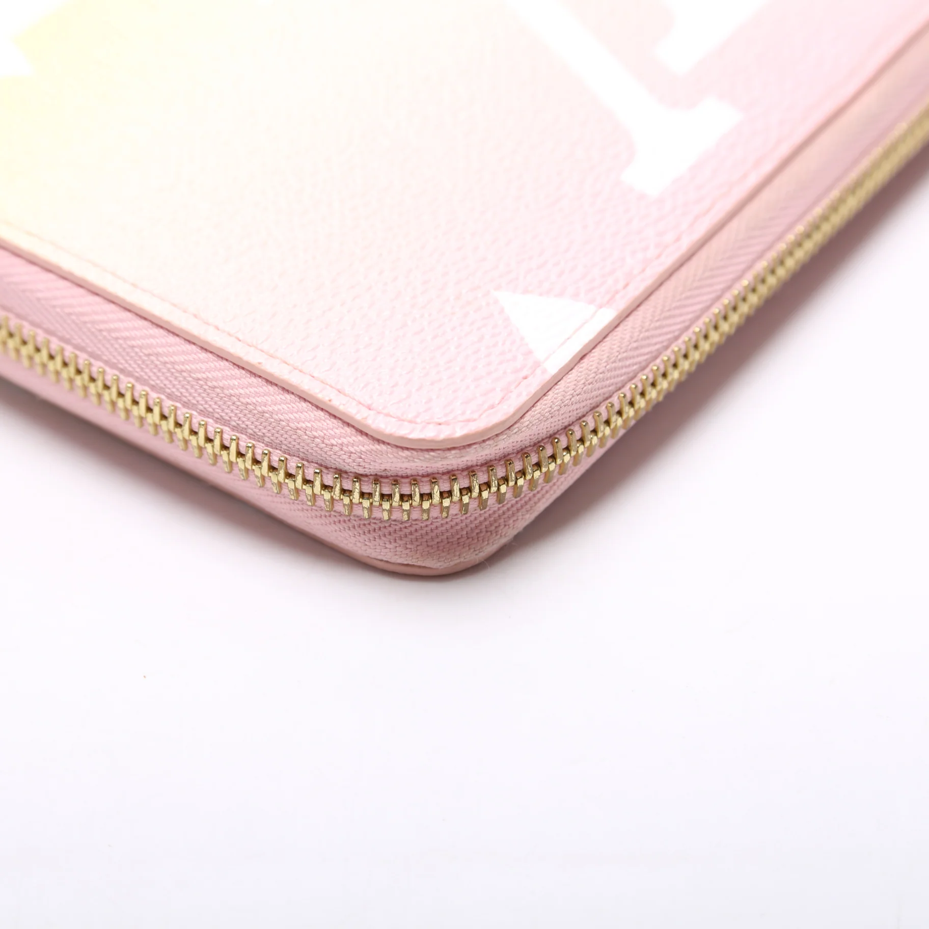 Zippy Wallet By The Pool - Image 6