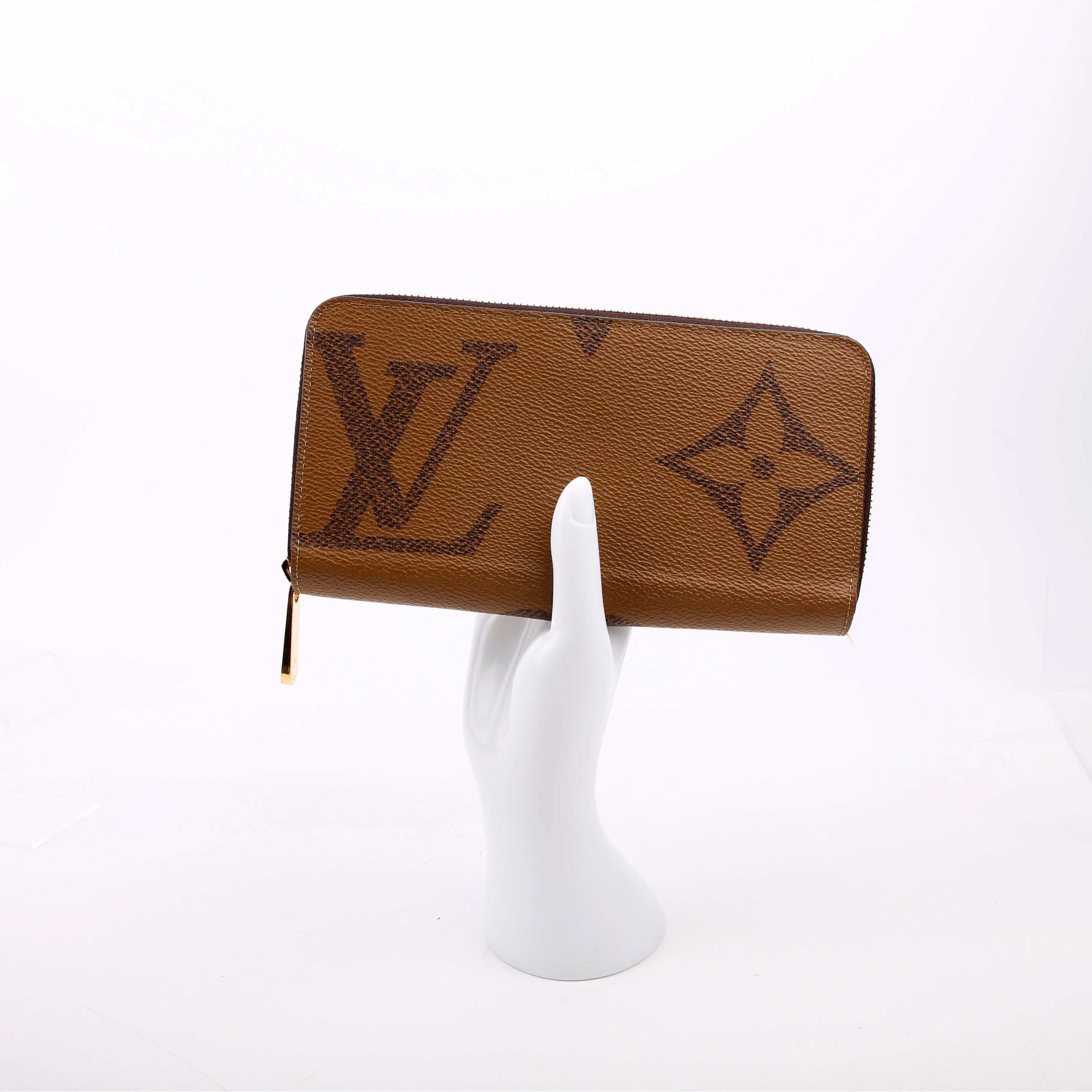 Zippy Wallet Giant Reverse Monogram - Image 9